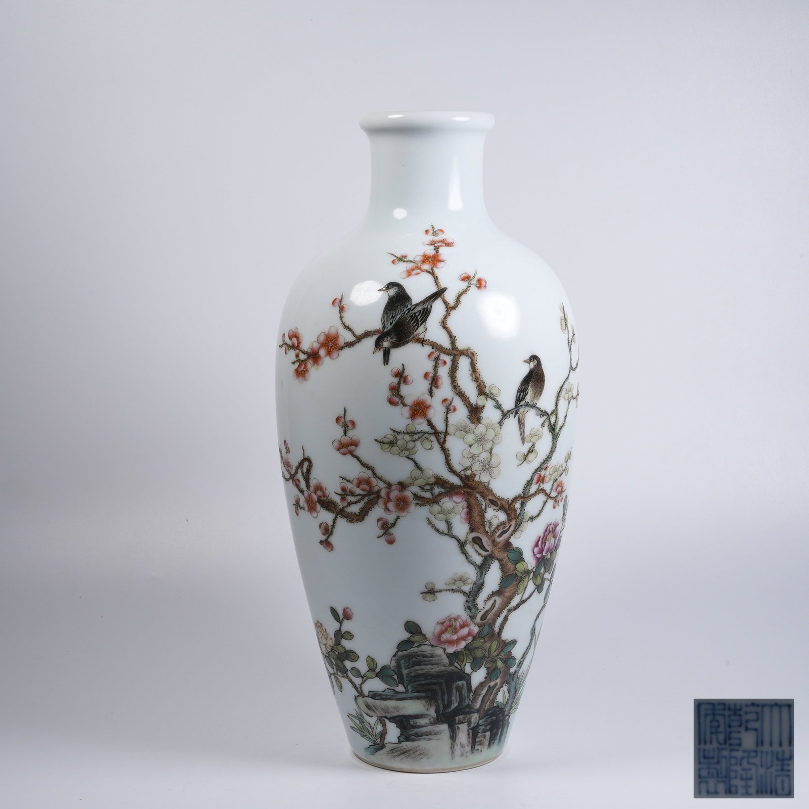 A FAMILLE-ROSE ORNAMENTAL VASE WITH FLOWER-AND-BIRD PATTERN (1 of 9)