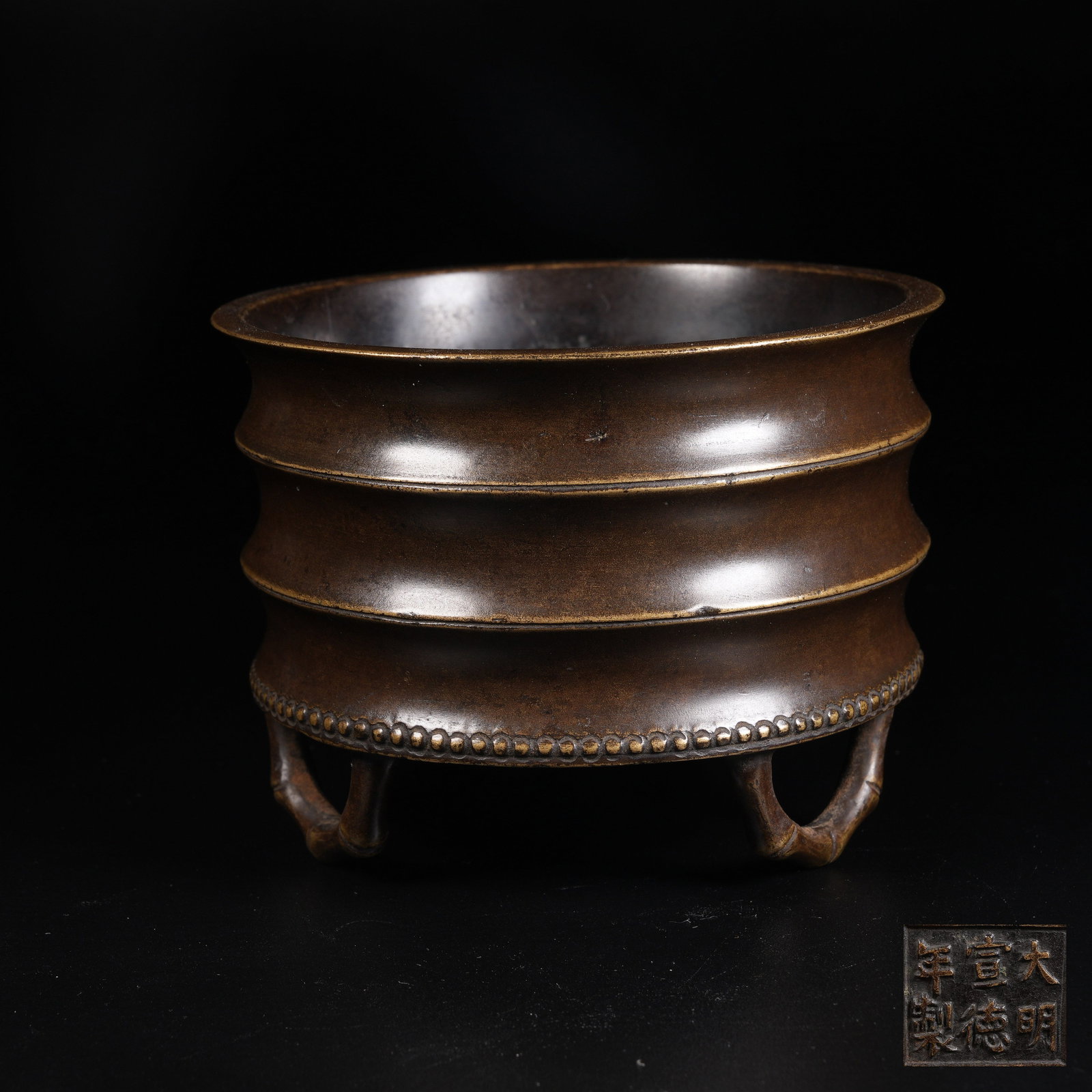 A BRONZE BAMBOO-JOINT-FORM CENSER: Bronze bamboo-joint-form censer