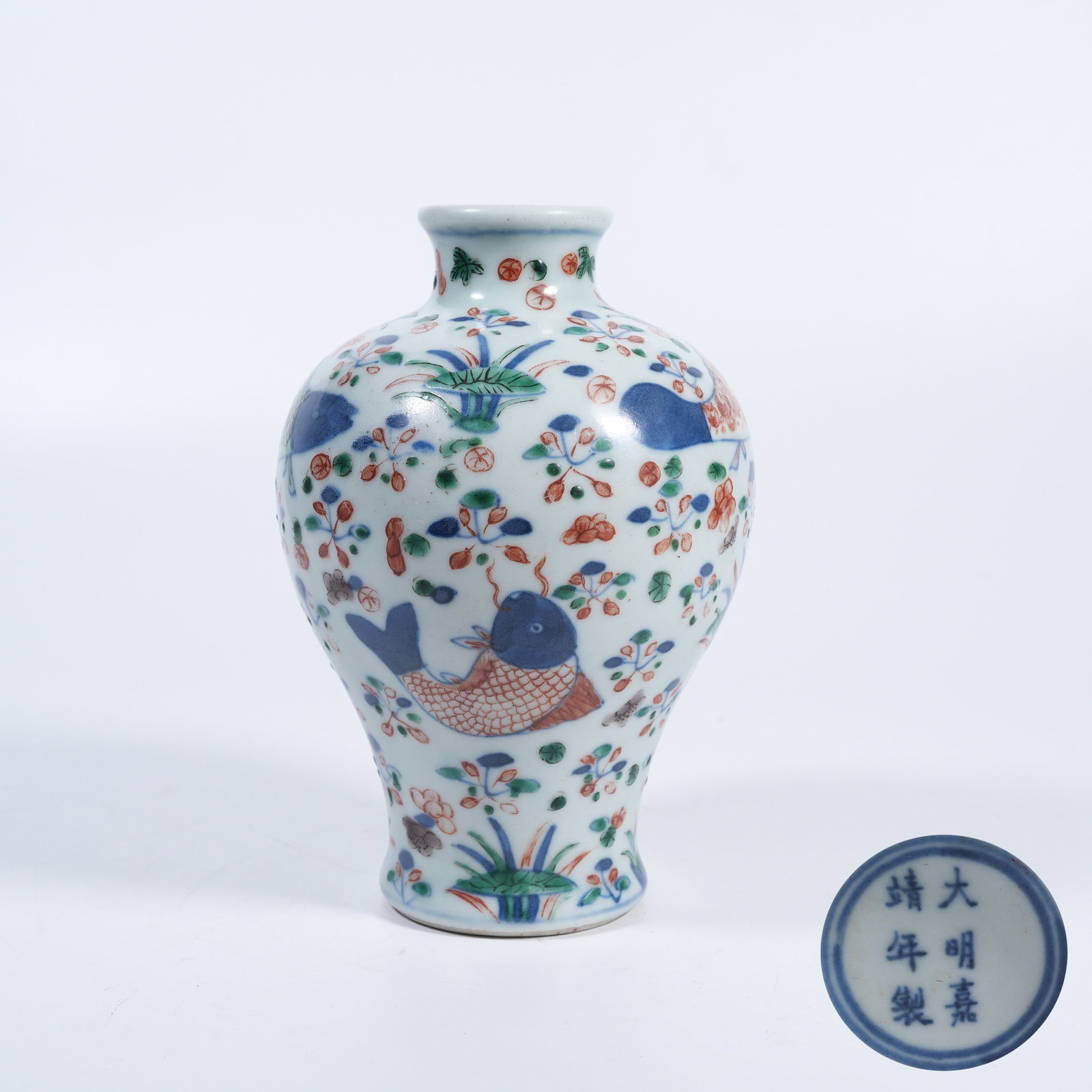 A BLUE-AND-WHITE-WUCAI PRUNUS VASE WITH FISH-AND-ALGAE PATTERN (1 of 9)