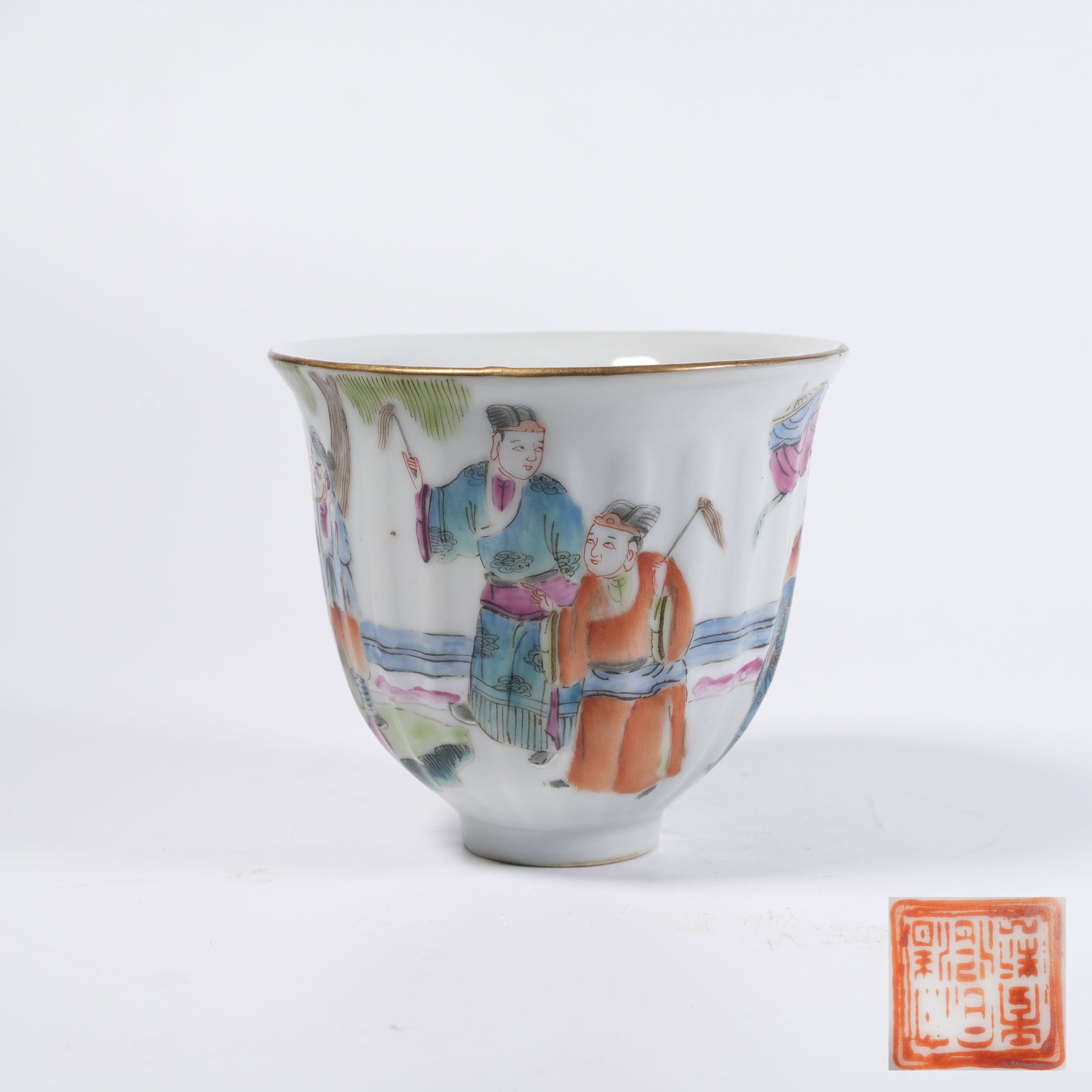 A FAMILLE-ROSE CUP WITH FIGURE-STORY MOTIF: Famille-rose cup with figure-story motif