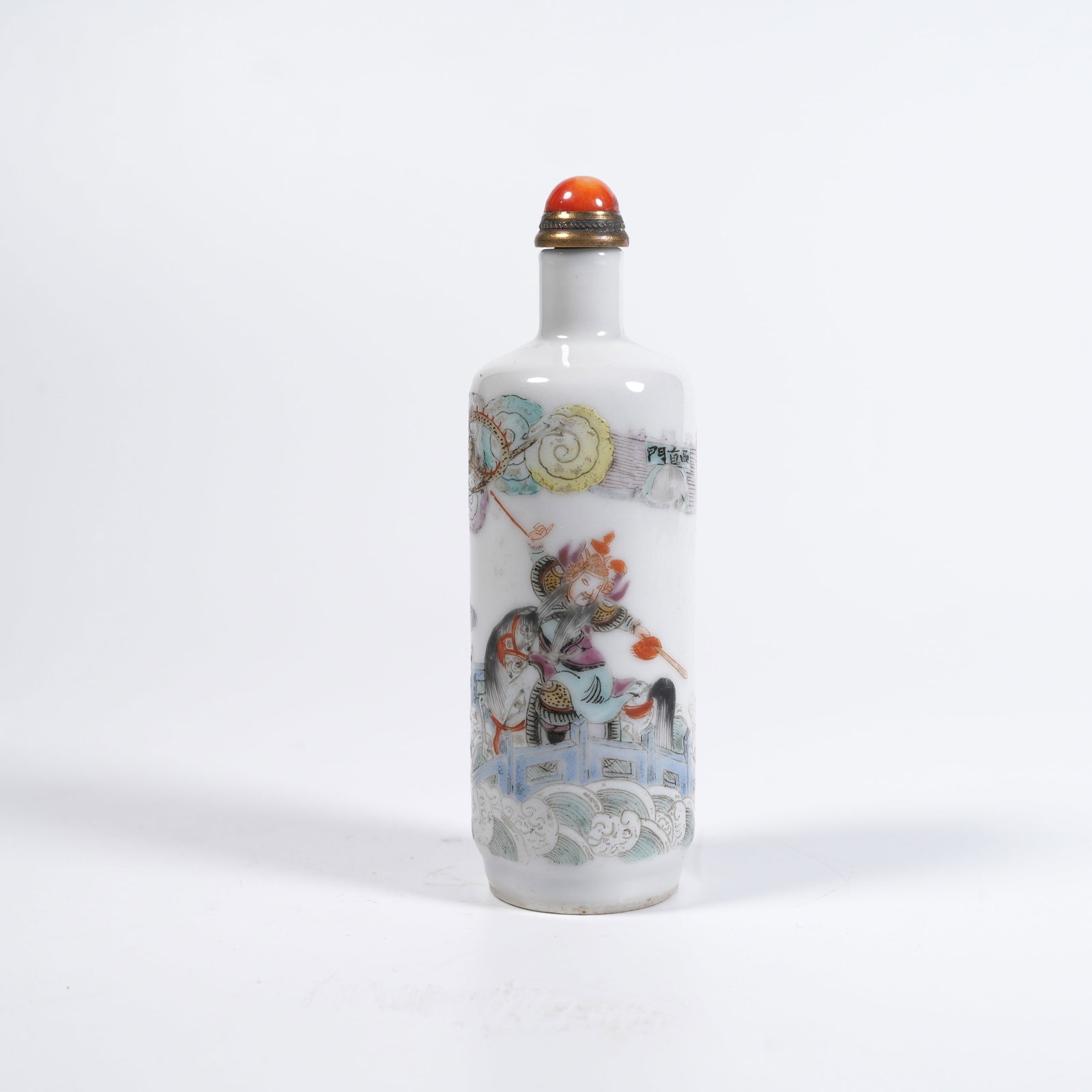 A FAMILLE-ROSE SNUFF BOTTLE WITH FIGURE PATTERN: Famille-rose snuff bottle with figure pattern