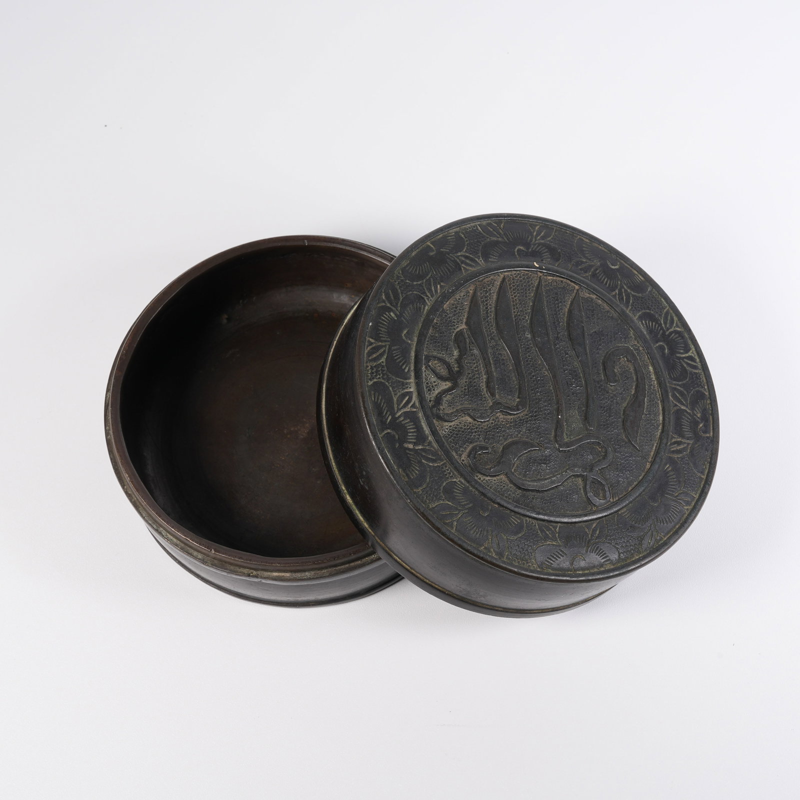 A BRONZE COVER BOX WITH ARABIC INSCRIPTIONS: Bronze Cover Box with Arabic Inscriptions