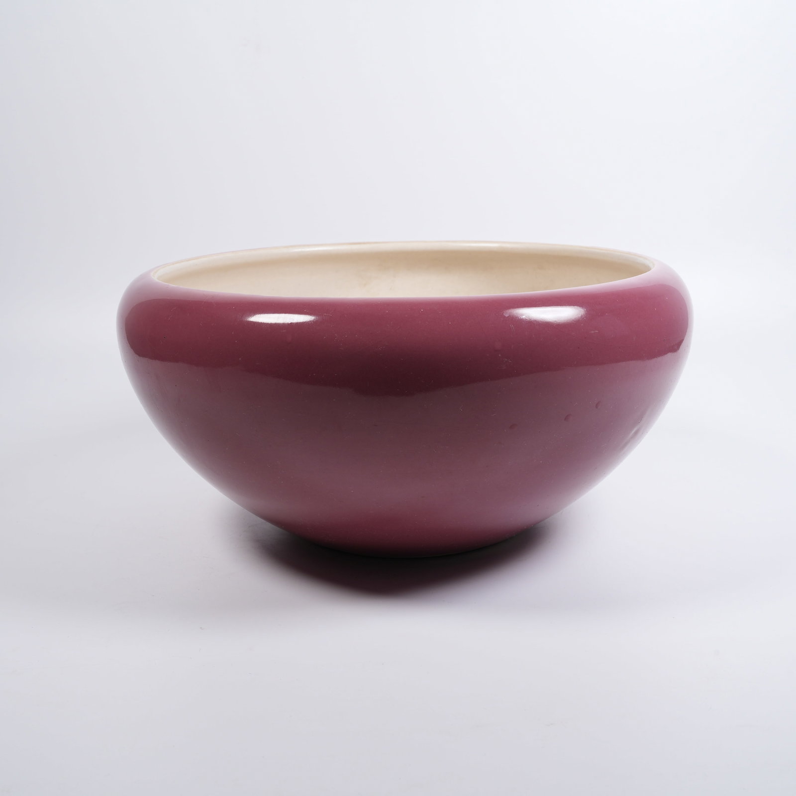 A CARMINE-GLAZE ALMS-BOWL-SHAPED WASHER: Carmine-glaze alms-bowl-shaped washer
