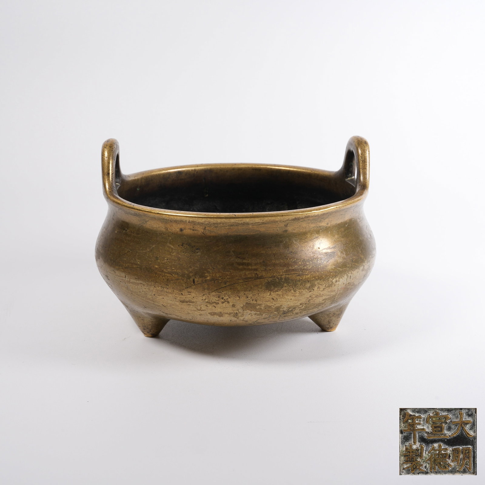 A BRONZE TRIPOD CENSER WITH UPRIGHT UPRISING EARS (1 of 9)