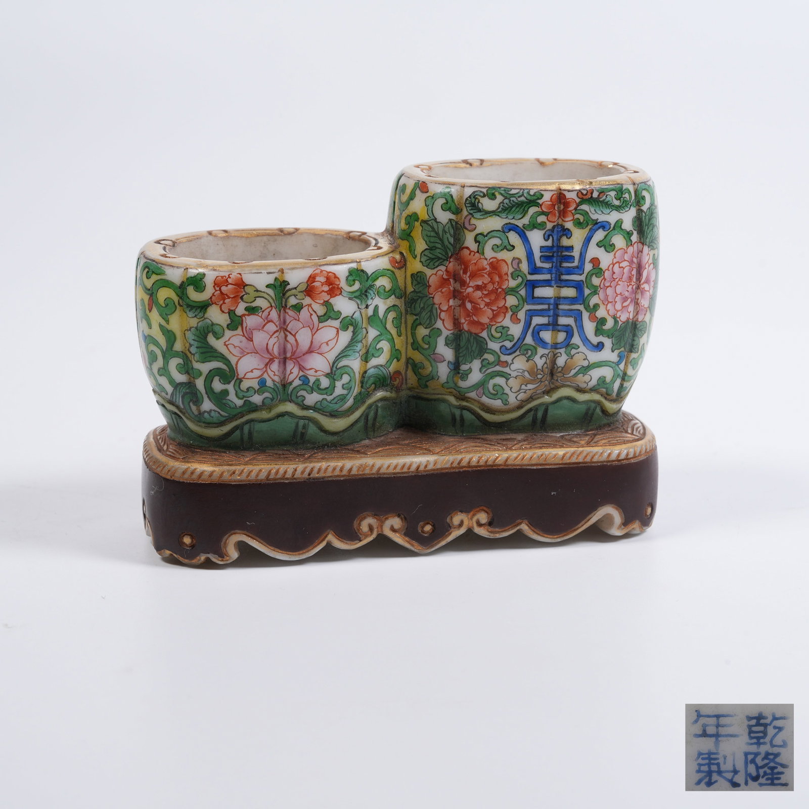 A PEKING-GLASS FOREIGN-ENAMEL INTERLOCKING-FLORAL WATER POT: Peking-glass foreign-enamel interlocking-floral water pot
