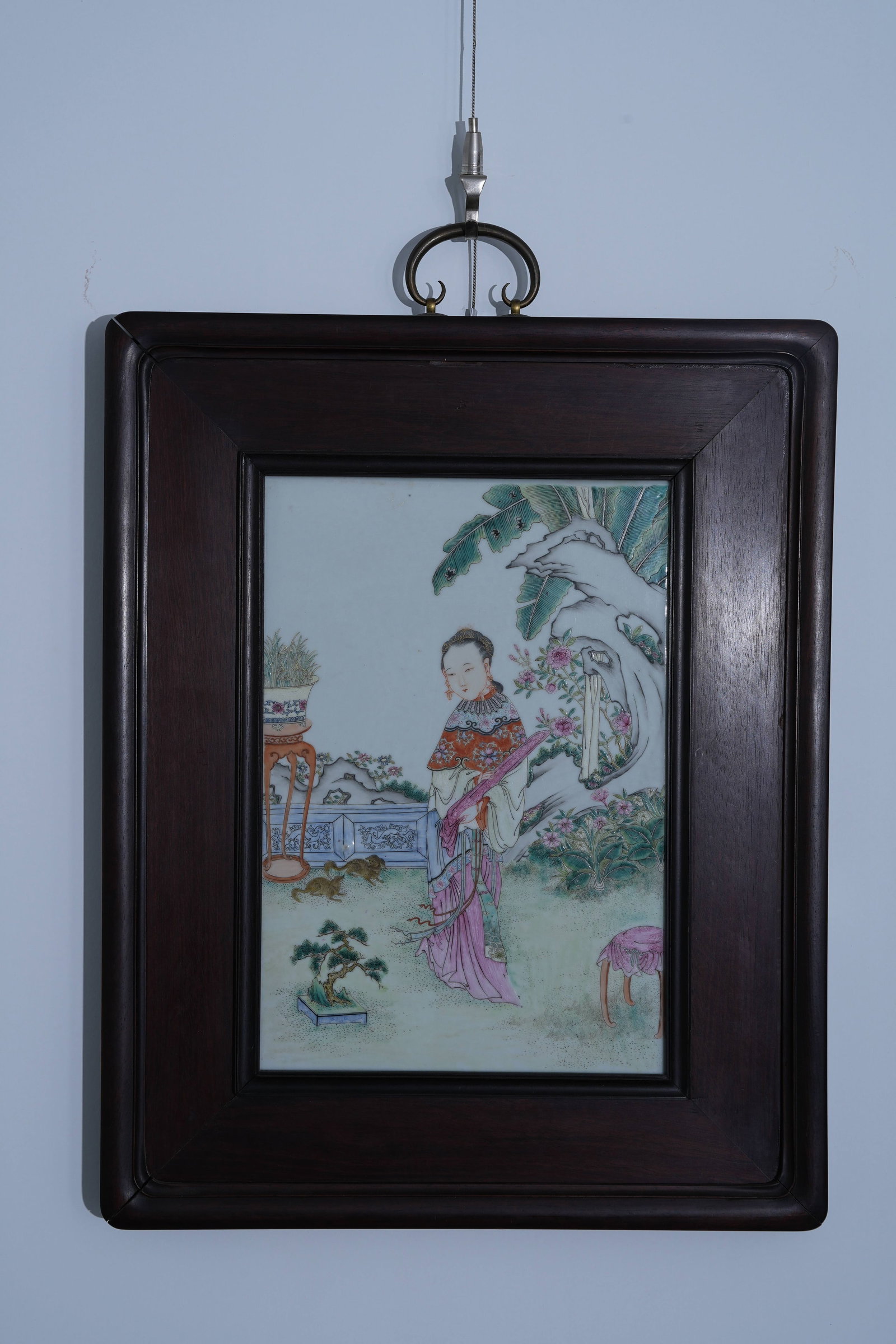 A FAMILLE-ROSE HANGING SCREEN WITH LADY FIGURE PATTERN: Famille-rose hanging screen with lady figure pattern
