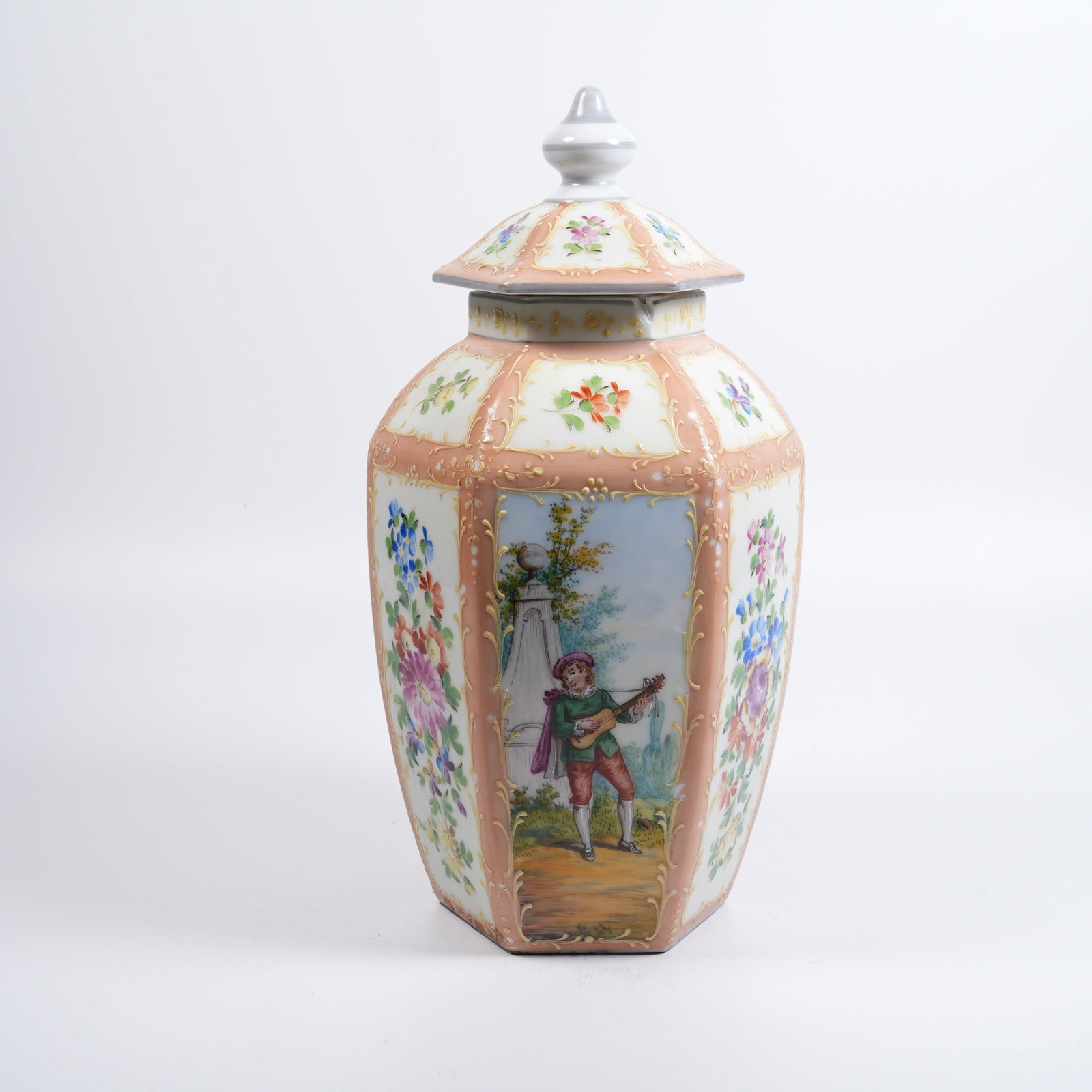 A FALANGCAI HEXAGONAL COVERED JAR WITH WESTERN-FIGURE PATTERN: Falangcai hexagonal covered jar with western-figure pattern
