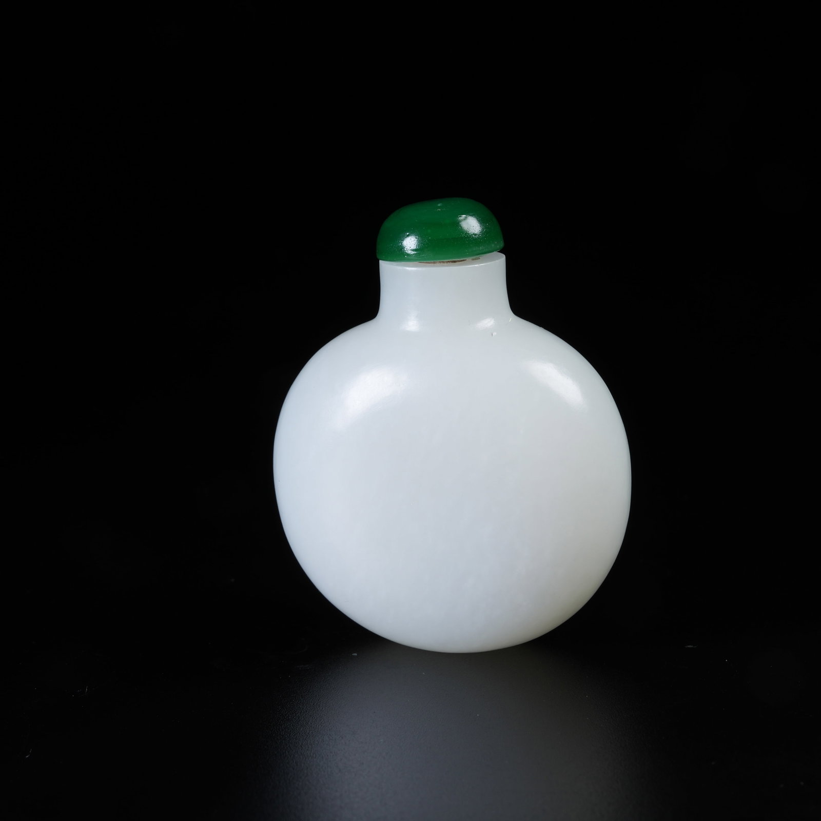 A HETIAN JADE SNUFF BOTTLE: Hetian Jade Snuff Bottle