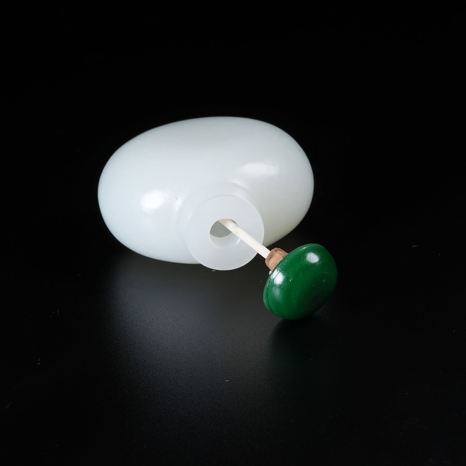 A HETIAN JADE SNUFF BOTTLE - 7