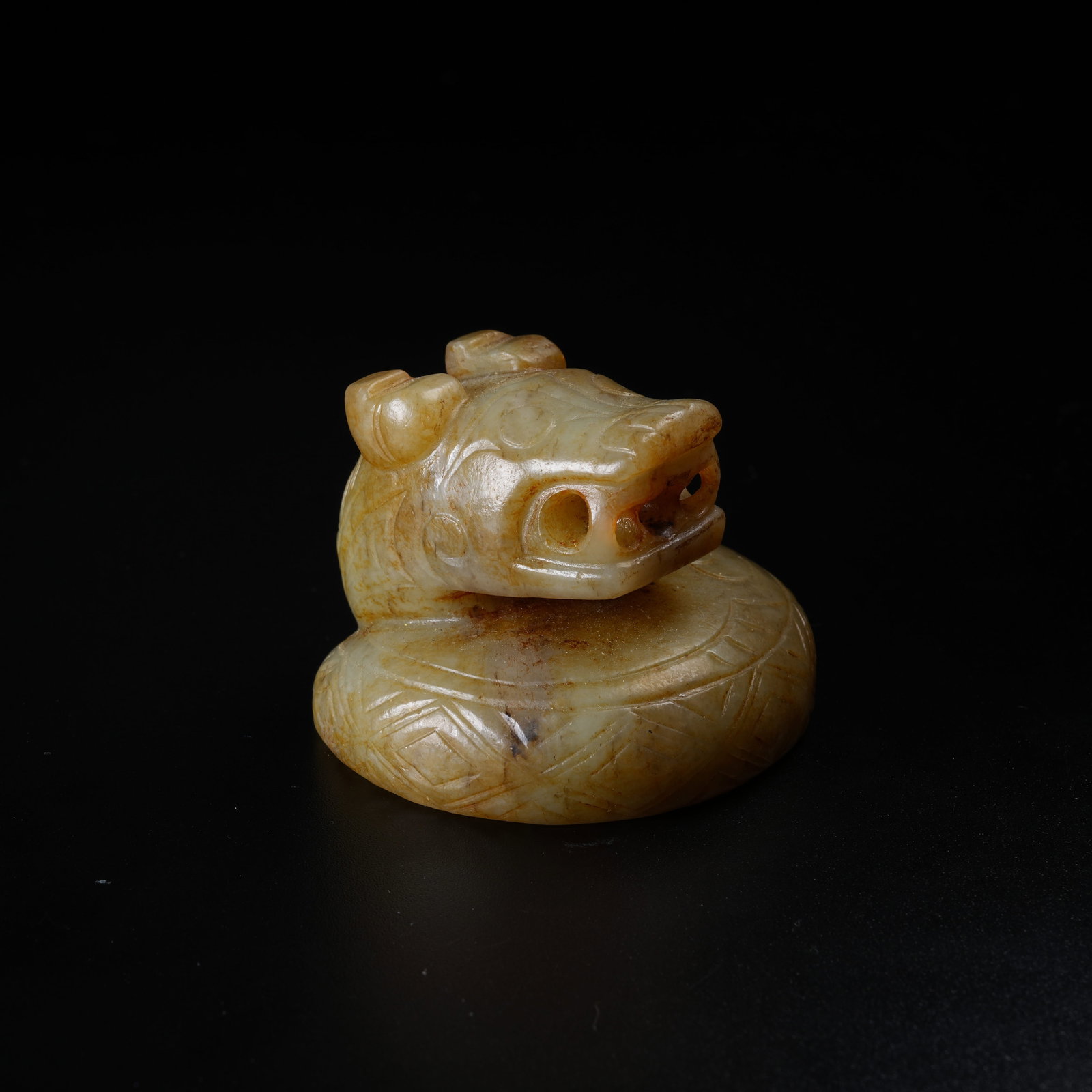 A ANCIENT JADE DRAGON PENDANT (1 of 8)