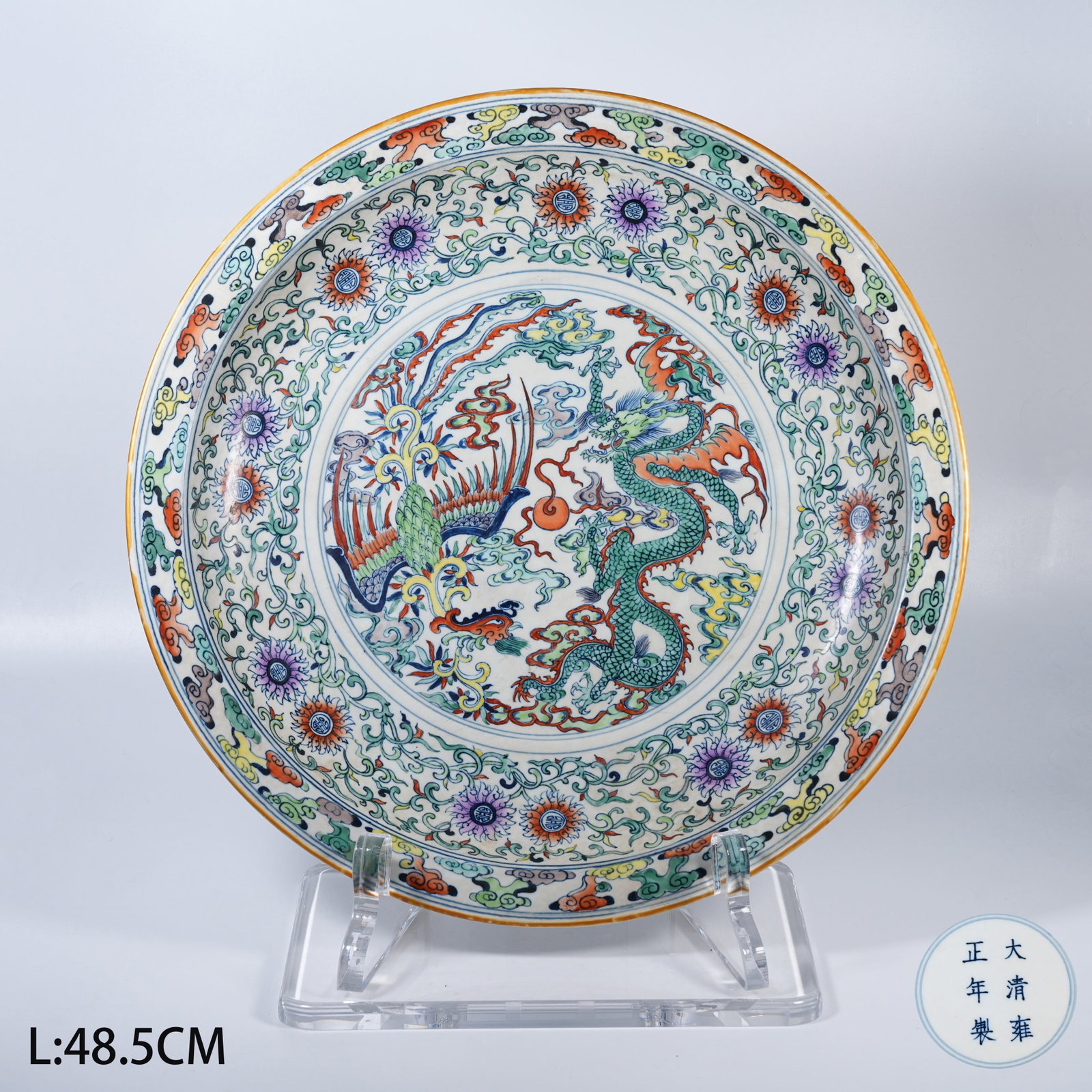 A DOUCAI LARGE PLATE WITH DRAGON-PHOENIX INTERLOCKING FLORAL PATTERN: Doucai large plate with dragon-phoenix interlocking floral pattern