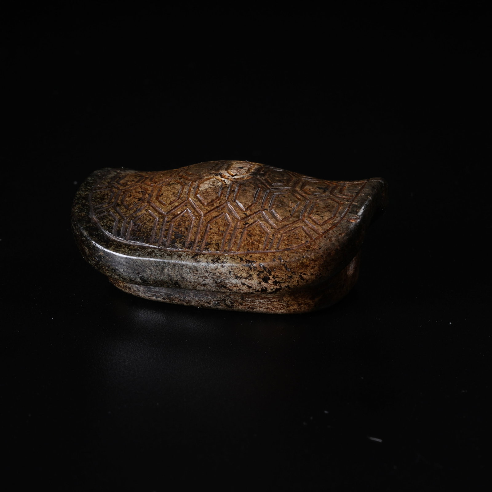 A ANCIENT JADE TURTLE SHELL PENDANT - 3
