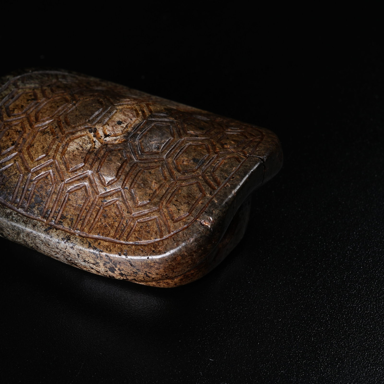A ANCIENT JADE TURTLE SHELL PENDANT - 5