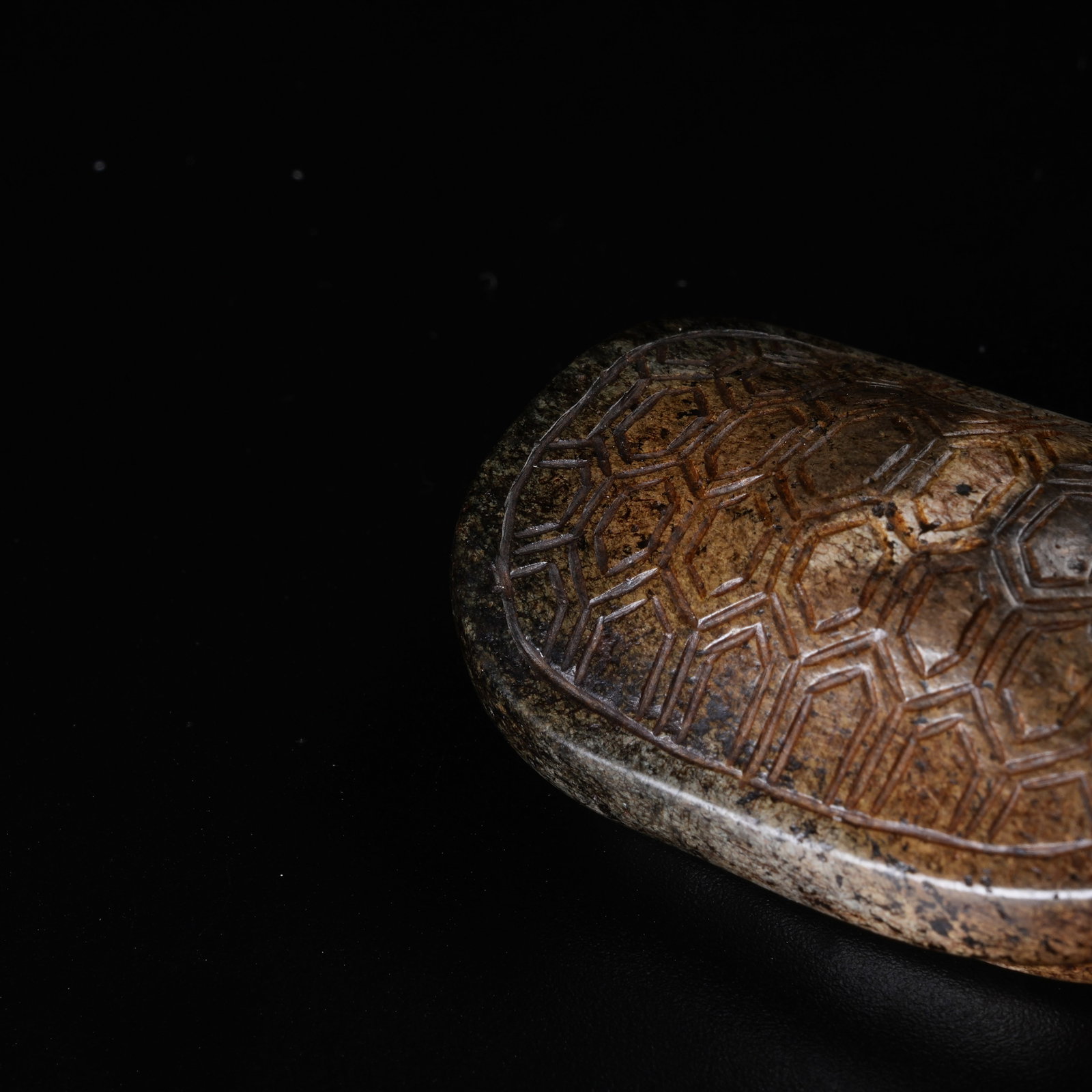 A ANCIENT JADE TURTLE SHELL PENDANT - 6
