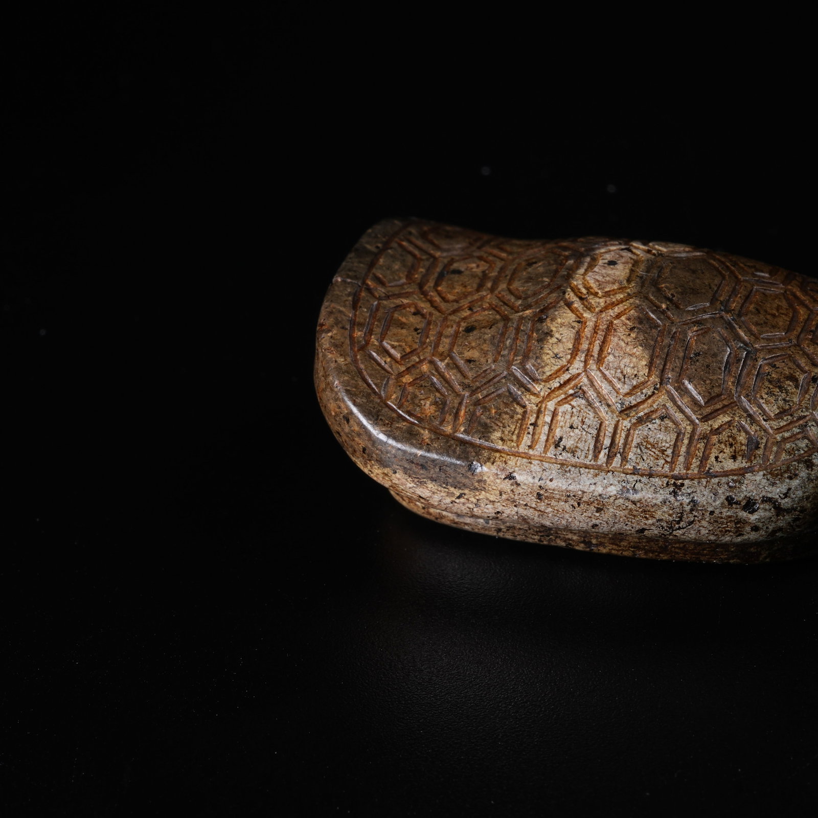 A ANCIENT JADE TURTLE SHELL PENDANT - 7