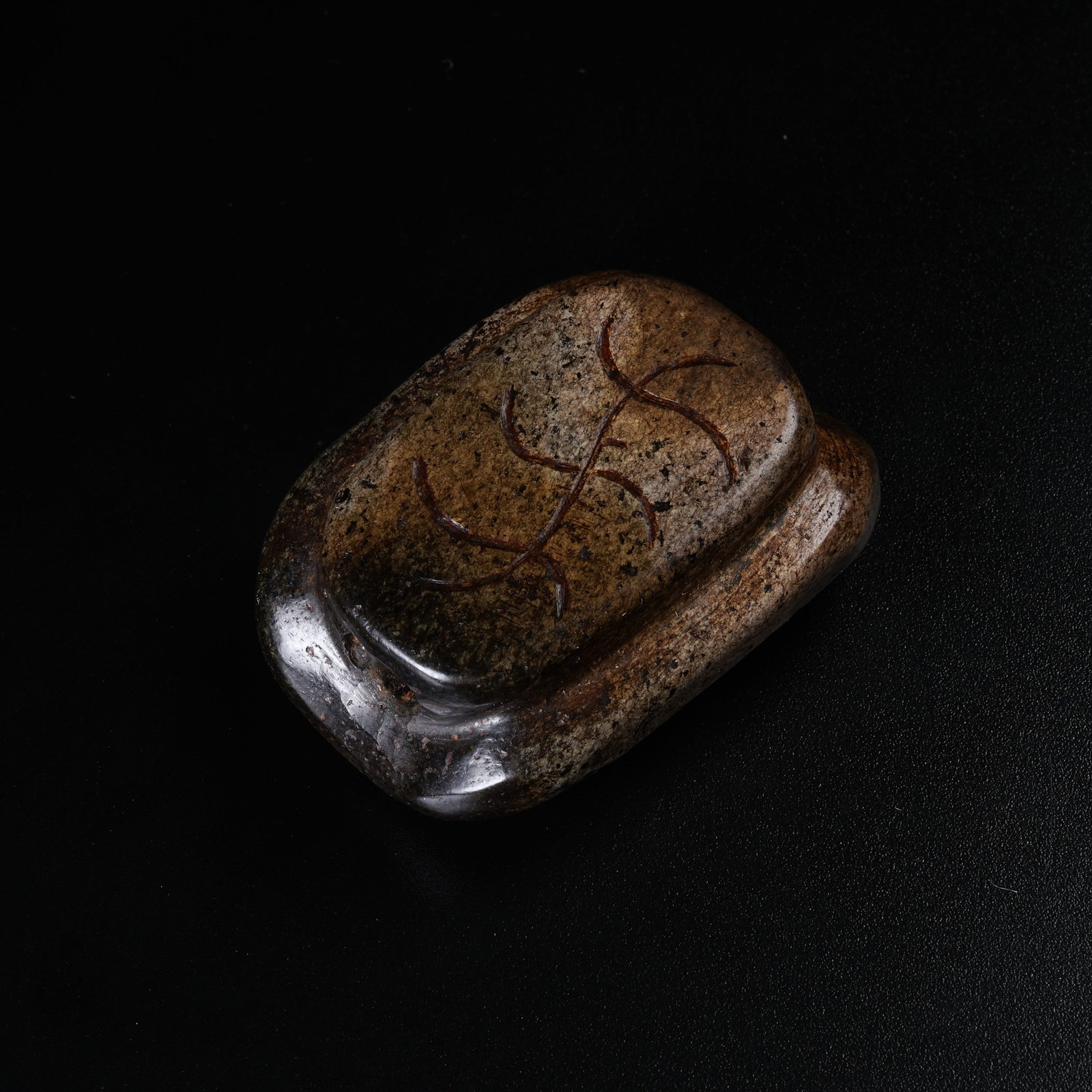 A ANCIENT JADE TURTLE SHELL PENDANT - 8