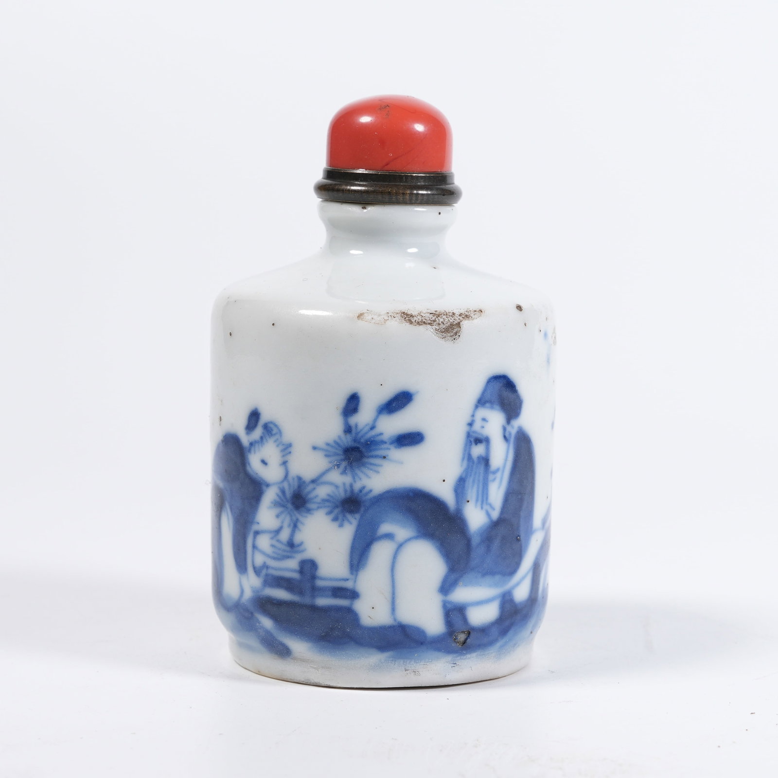 A BLUE-AND-WHITE SNUFF BOTTLE WITH FIGURE PATTERN: Blue-and-white snuff bottle with figure pattern