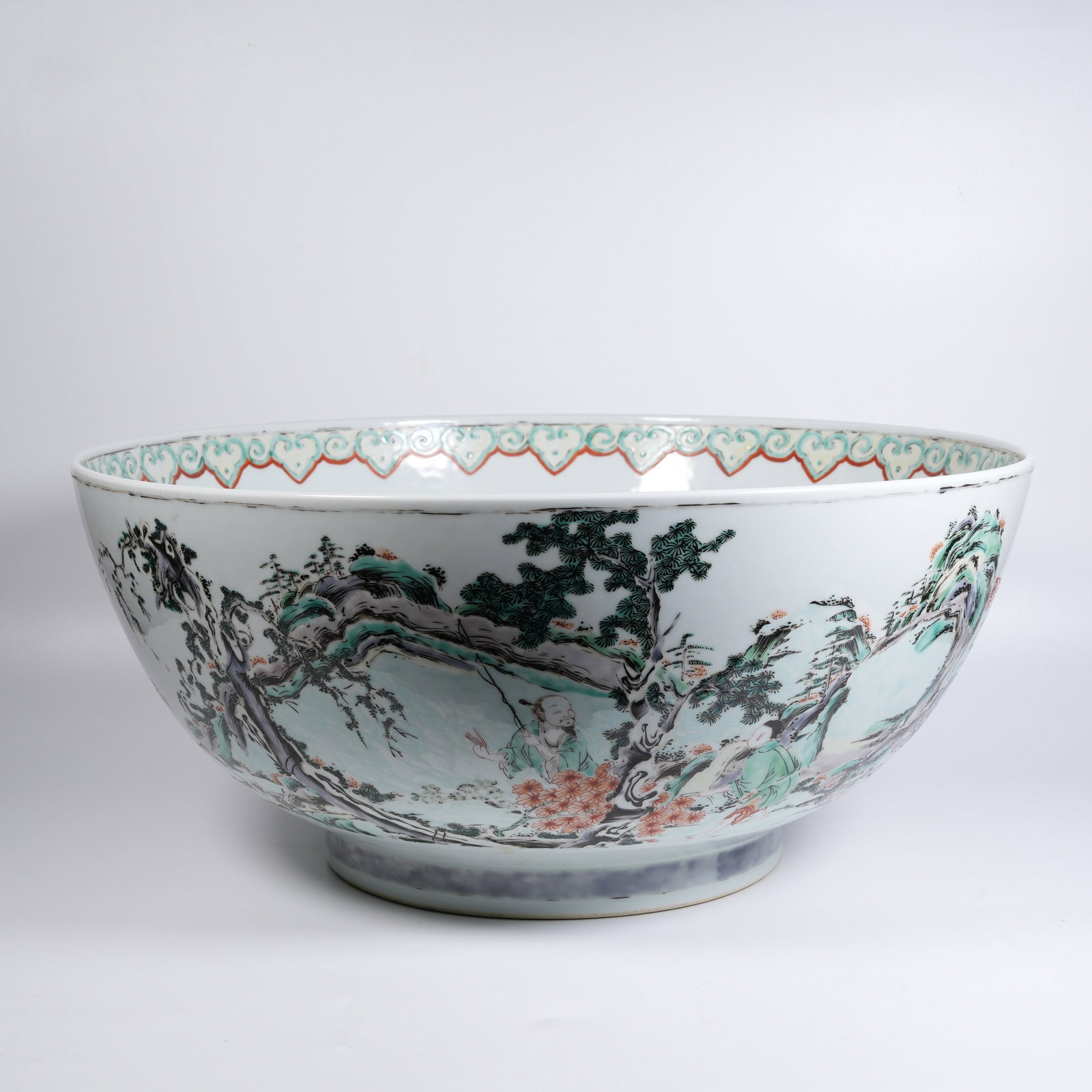 A LARGE WUCAI BOWL WITH LANDSCAPE-AND-FIGURE PATTERN: Large wucai bowl with landscape-and-figure pattern