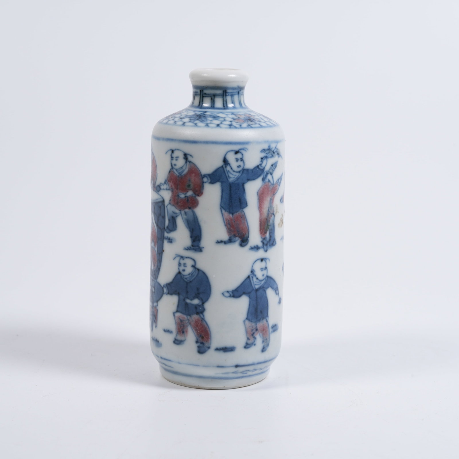 A BLUE-AND-WHITE UNDERGLAZE-RED SNUFF BOTTLE WITH CHILDREN-AT-PLAY MOTIF: Blue-and-white underglaze-red snuff bottle with children-at-play motif