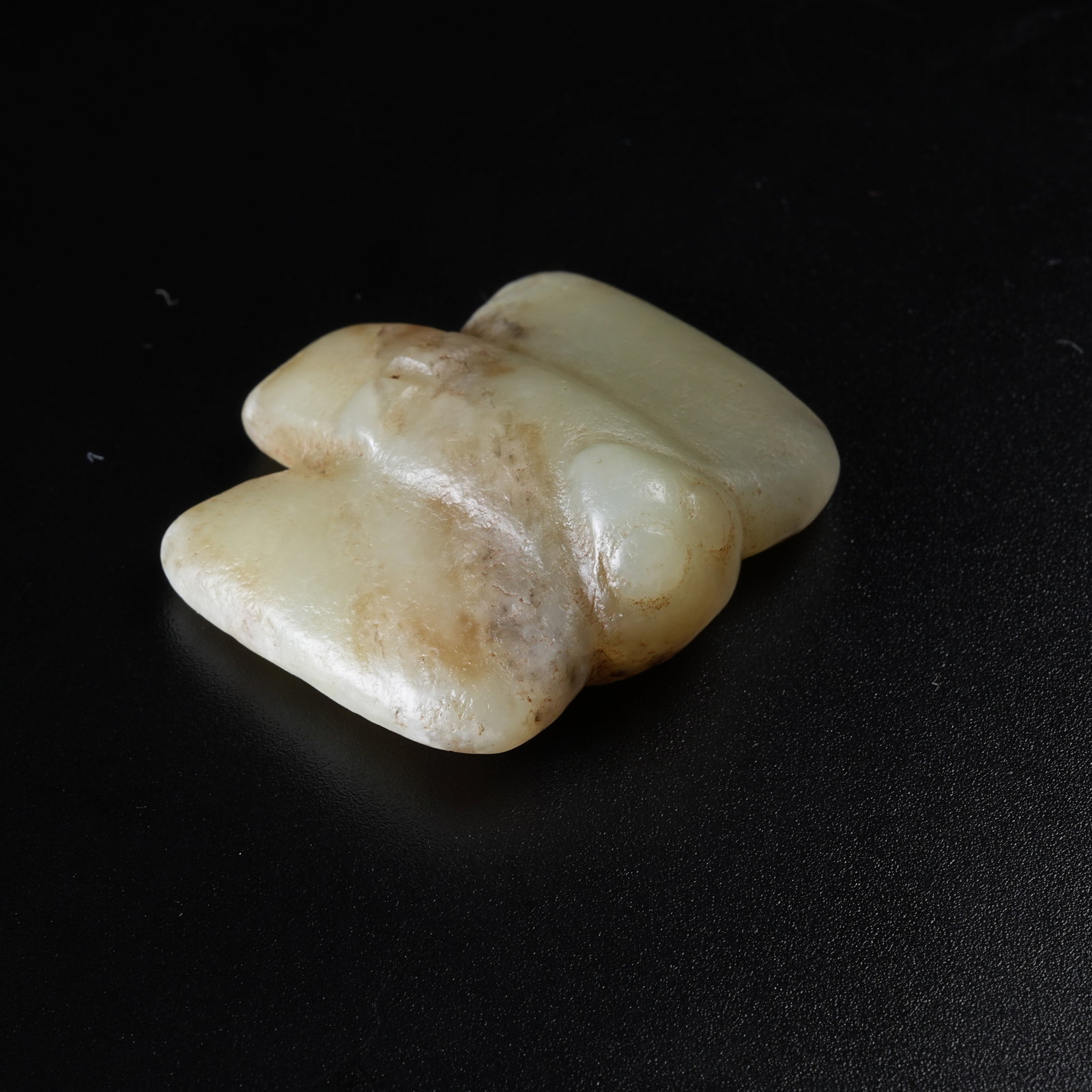 A ANCIENT JADE OWL PENDANT (1 of 8)