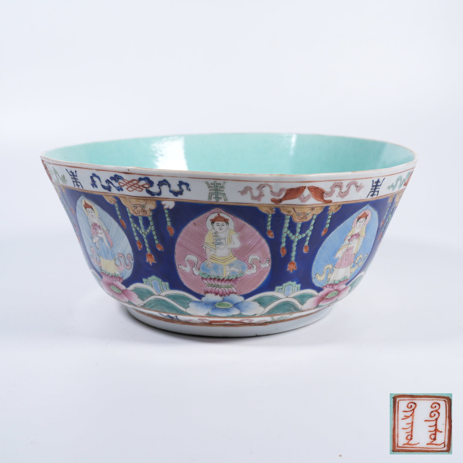 A FAMILLE-ROSE ALTAR BOWL WITH BUDDHA FIGURE DESIGN: Famille-rose altar bowl with buddha figure design