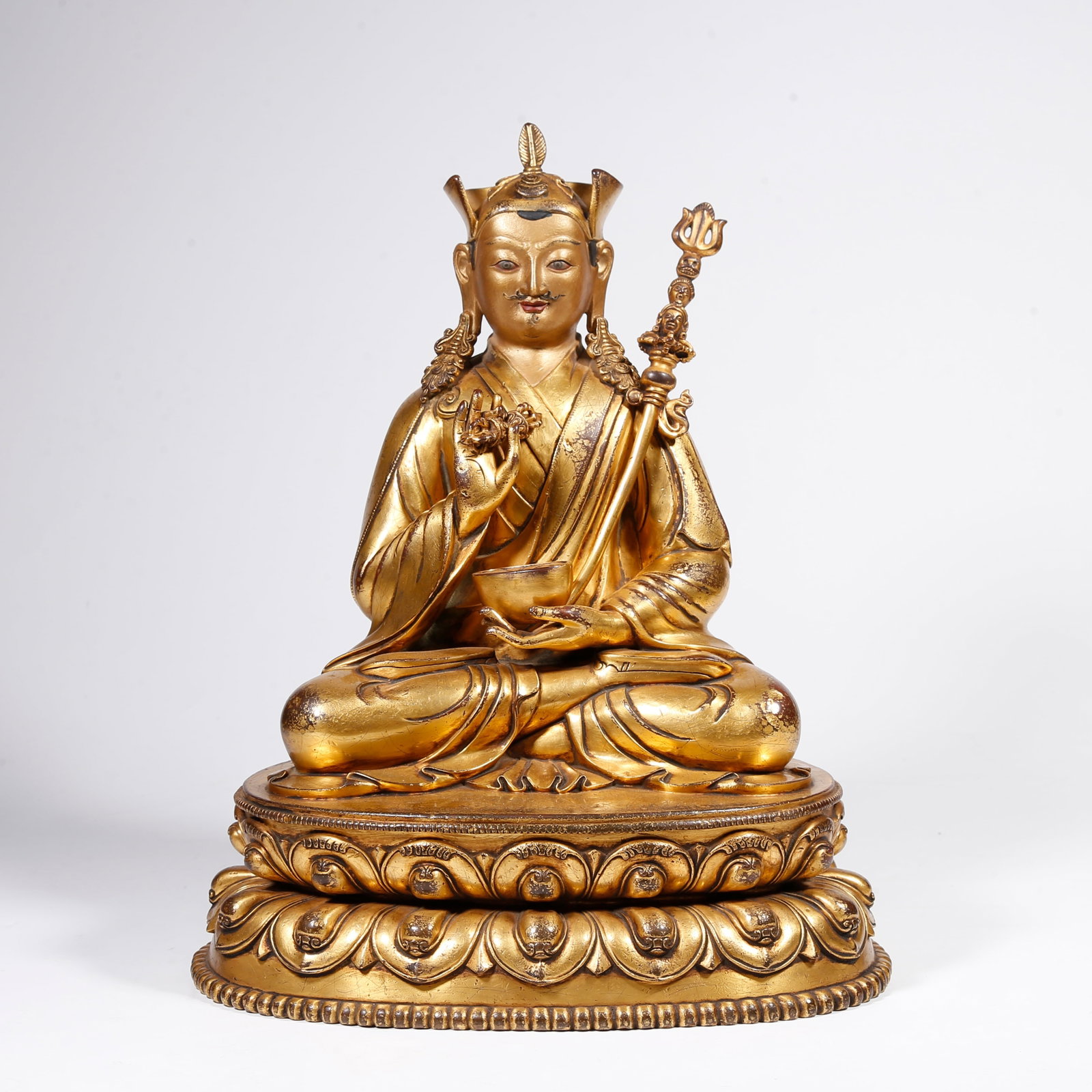 A GILT-BRONZE PADMASAMBHAVA STATUE: Gilt-bronze Padmasambhava statue