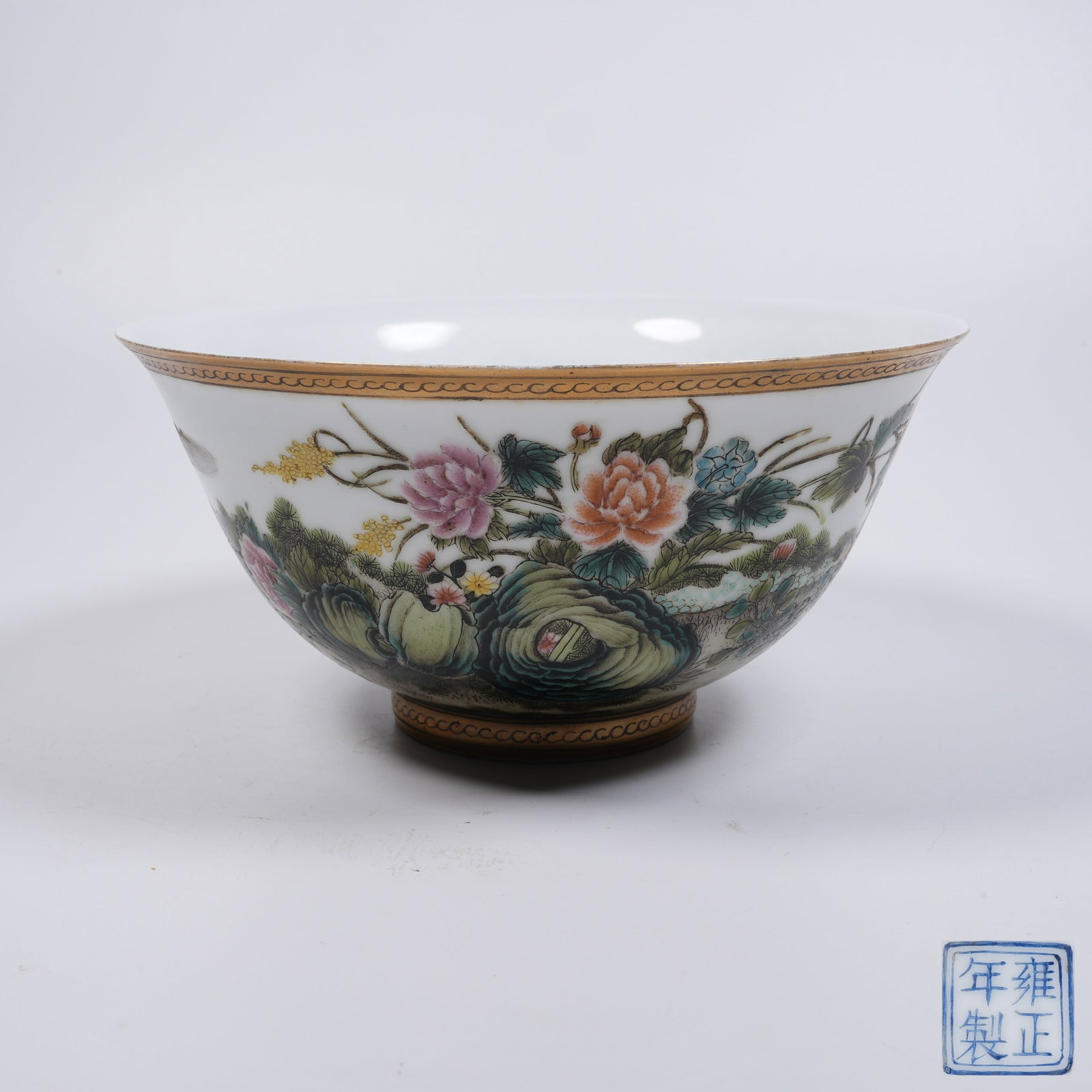 A FALANGCAI BOWL WITH FLOWER-AND-BIRD PATTERN (1 of 9)