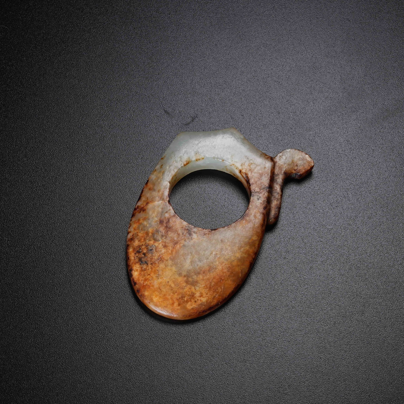 A ANCIENT JADE HEART-SHAPED PENDANT (1 of 9)