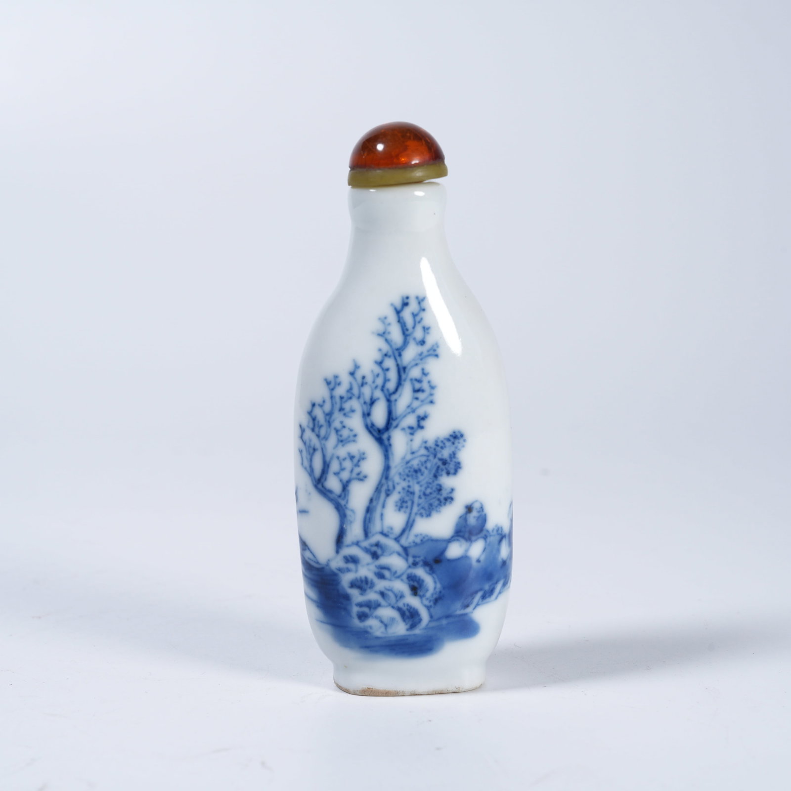 A BLUE-AND-WHITE SNUFF BOTTLE WITH FIGURE PATTERN: Blue-and-white snuff bottle with figure pattern