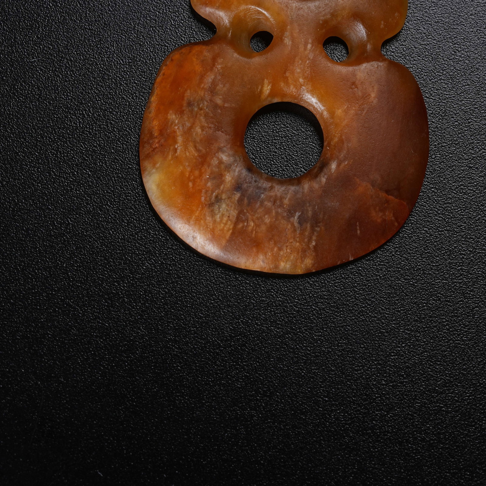 A ANCIENT JADE FIGURE-EIGHT RING - 3
