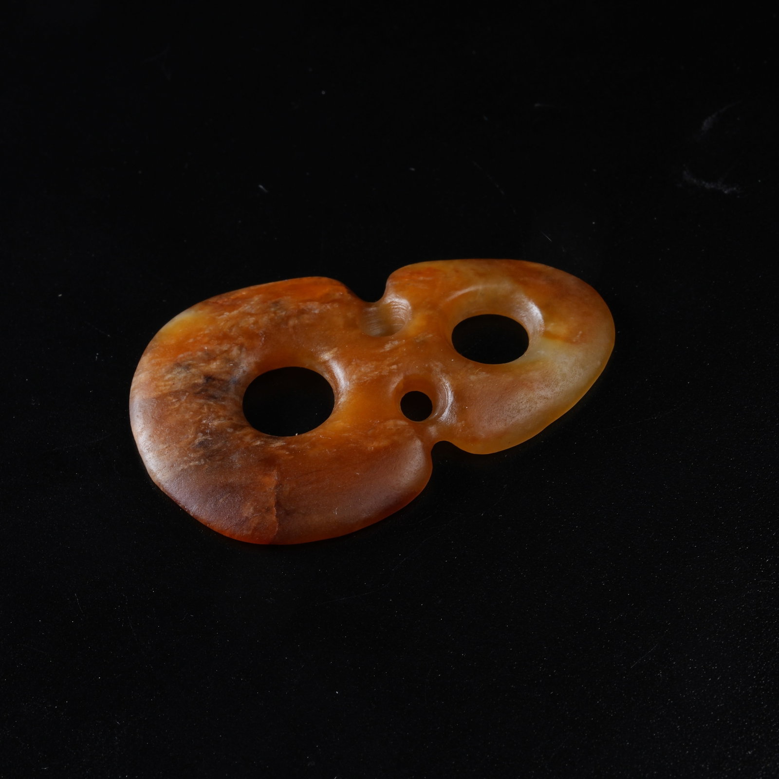A ANCIENT JADE FIGURE-EIGHT RING - 5