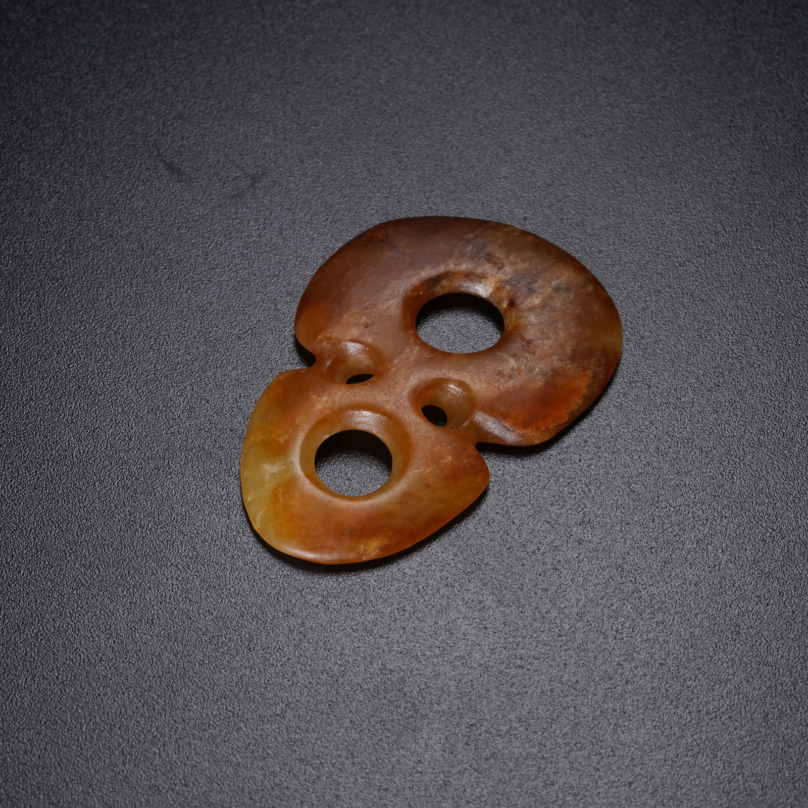 A ANCIENT JADE FIGURE-EIGHT RING - 7
