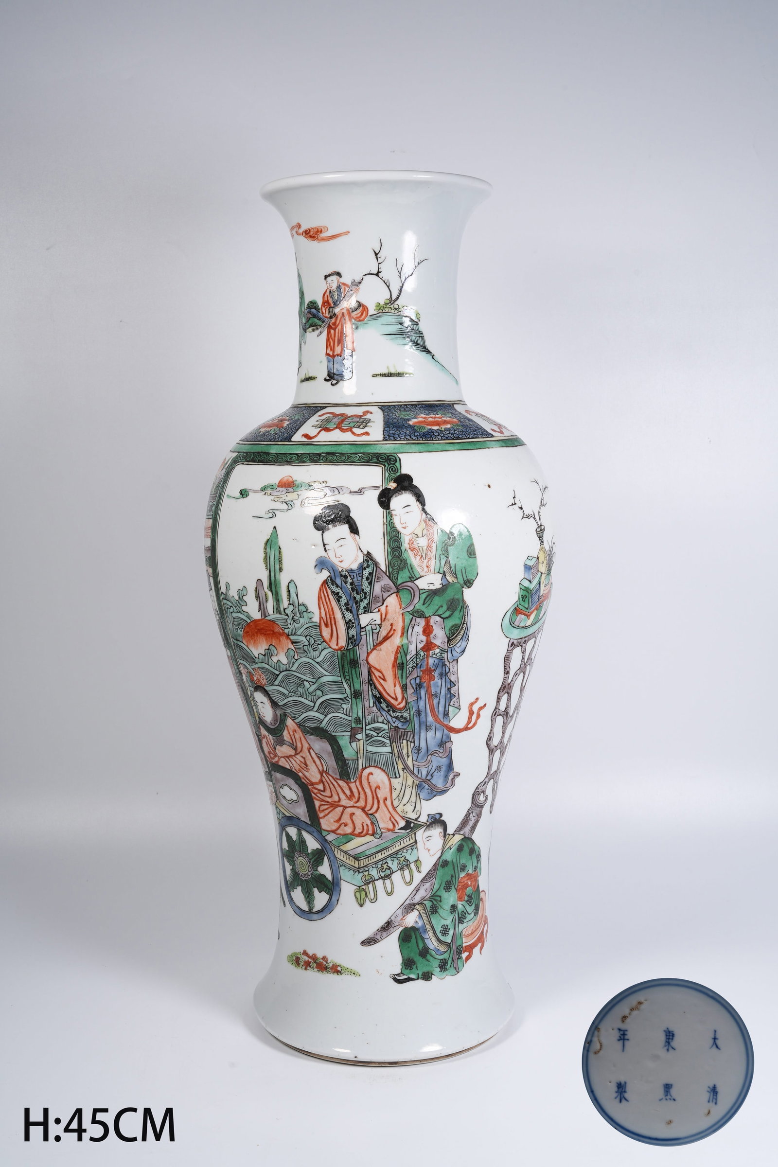 A WUCAI FIGURED ORNAMENTAL VASE: Wucai figured ornamental vase