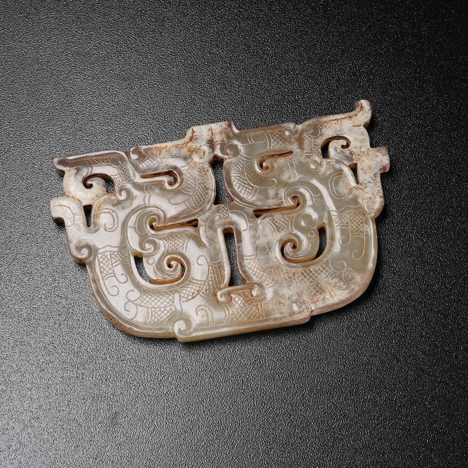 A ANCIENT HIGH-GRADE JADE DRAGON-PATTERN JADE PENDANT (1 of 8)