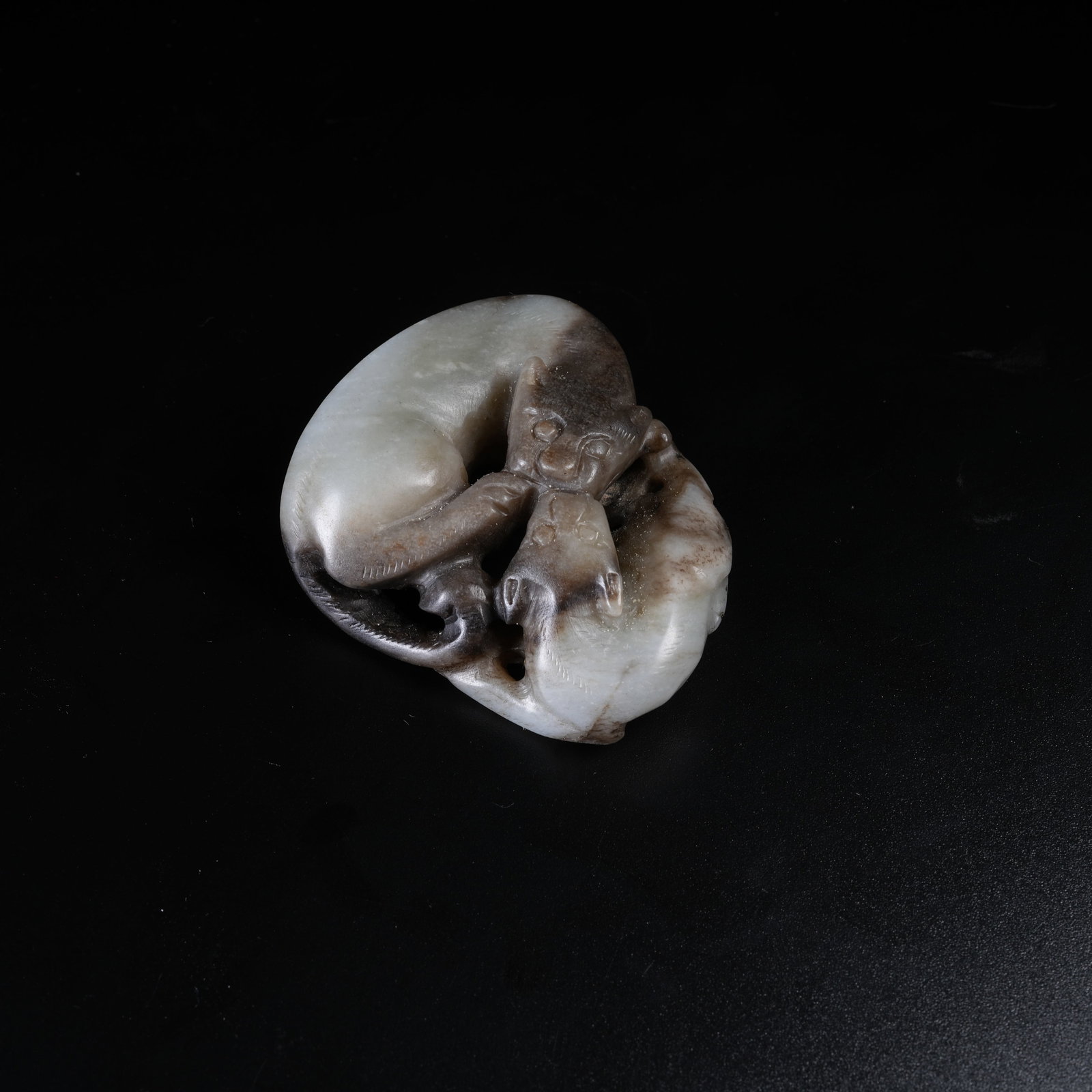 A ANCIENT JADE TWIN BADGER PENDANT (1 of 8)