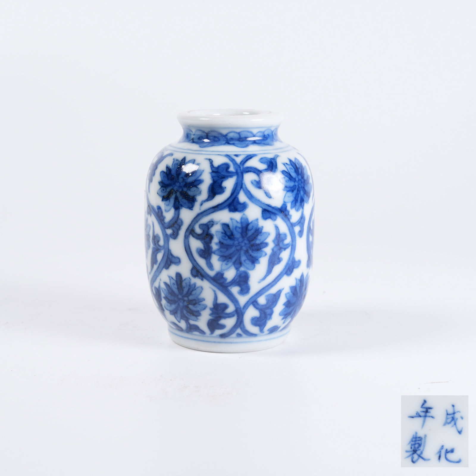 A BLUE-AND-WHITE INTERLOCKING FLORAL SNUFF BOTTLE: Blue-and-white interlocking floral snuff bottle