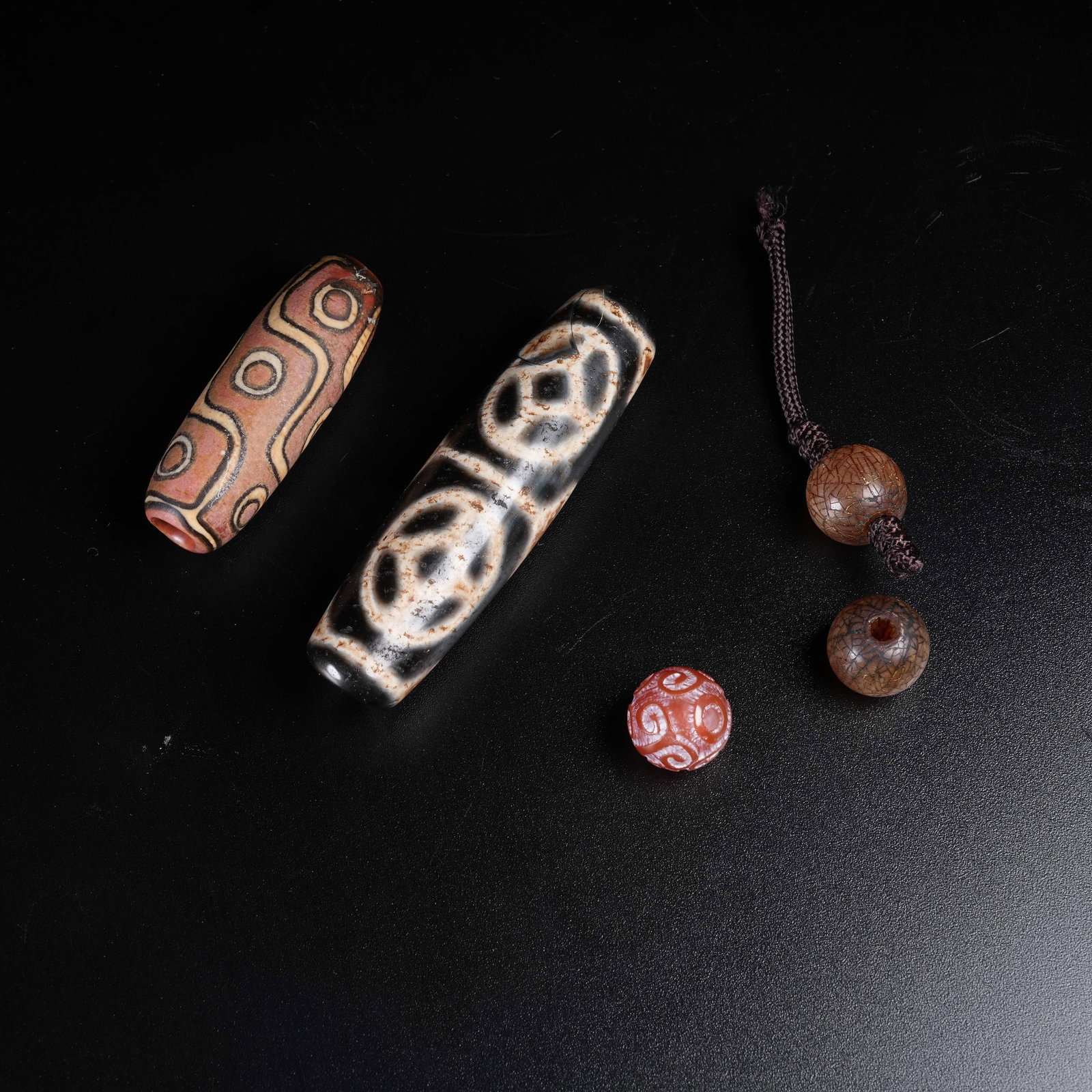 A SET OF AGATE DZI BEADS: Set of Agate Dzi Beads
