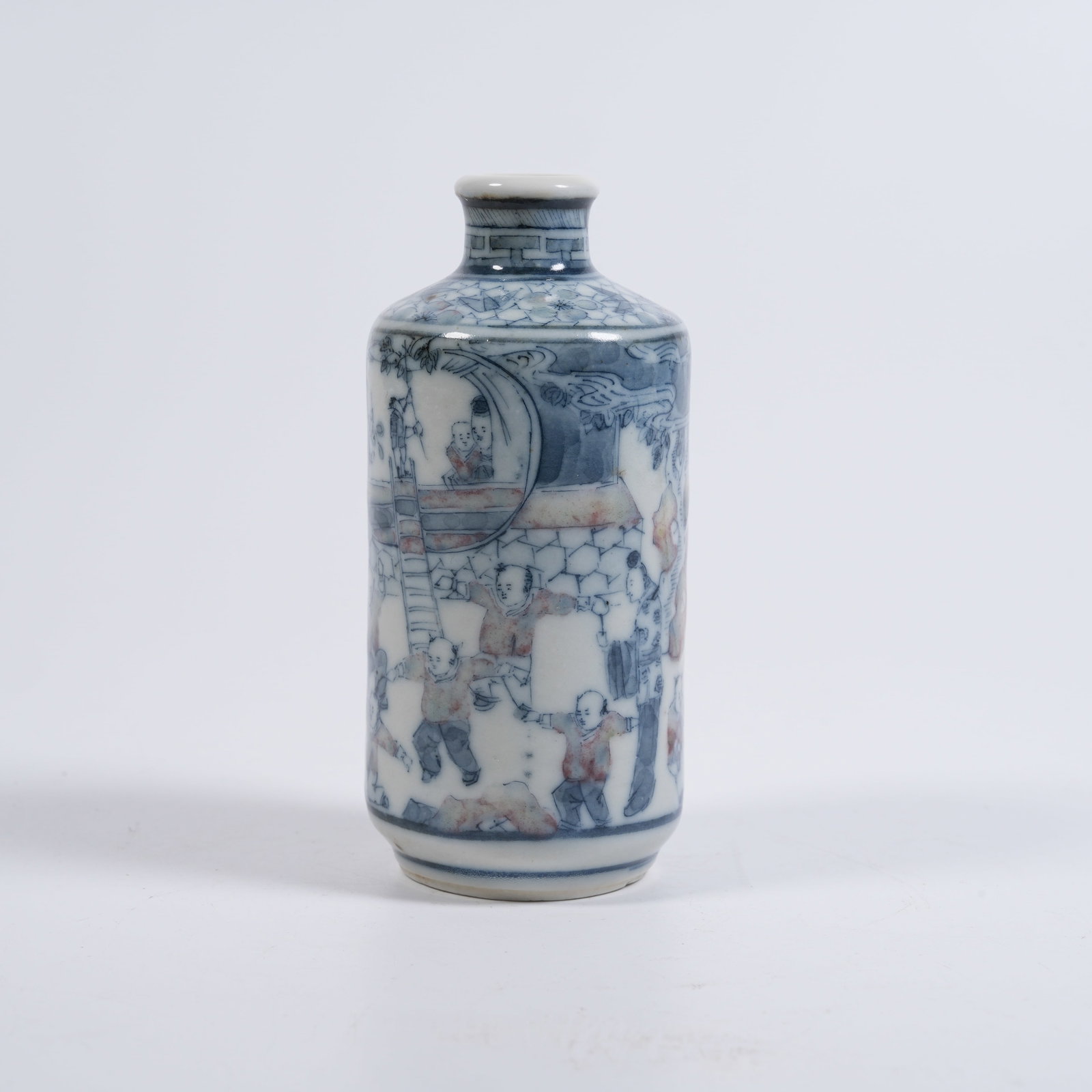 A BLUE-AND-WHITE UNDERGLAZE-RED FIGURED SNUFF BOTTLE (1 of 9)