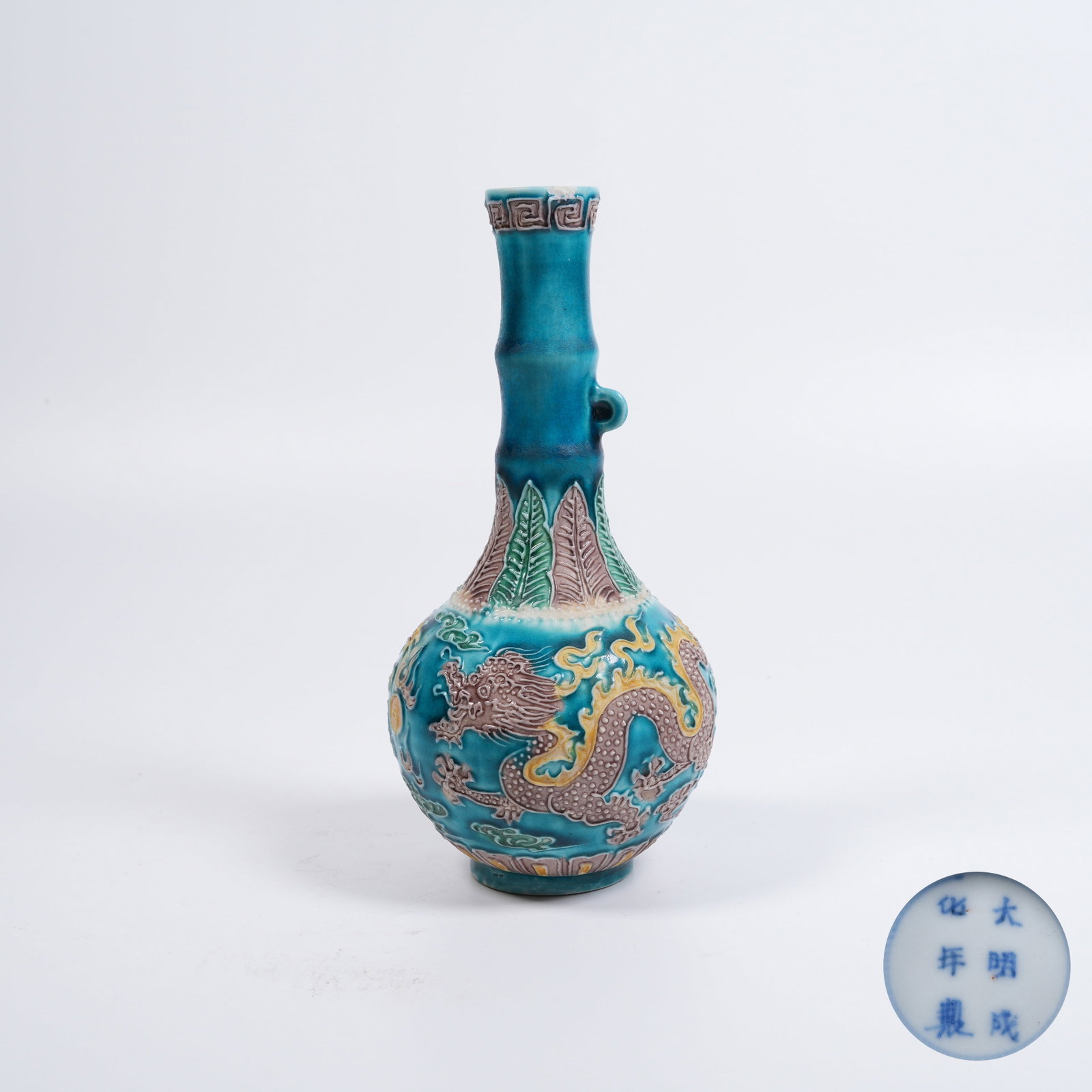 A PLAIN-SANCAI CLOUD-DRAGON-PATTERN LONG-NECK VASE - 10
