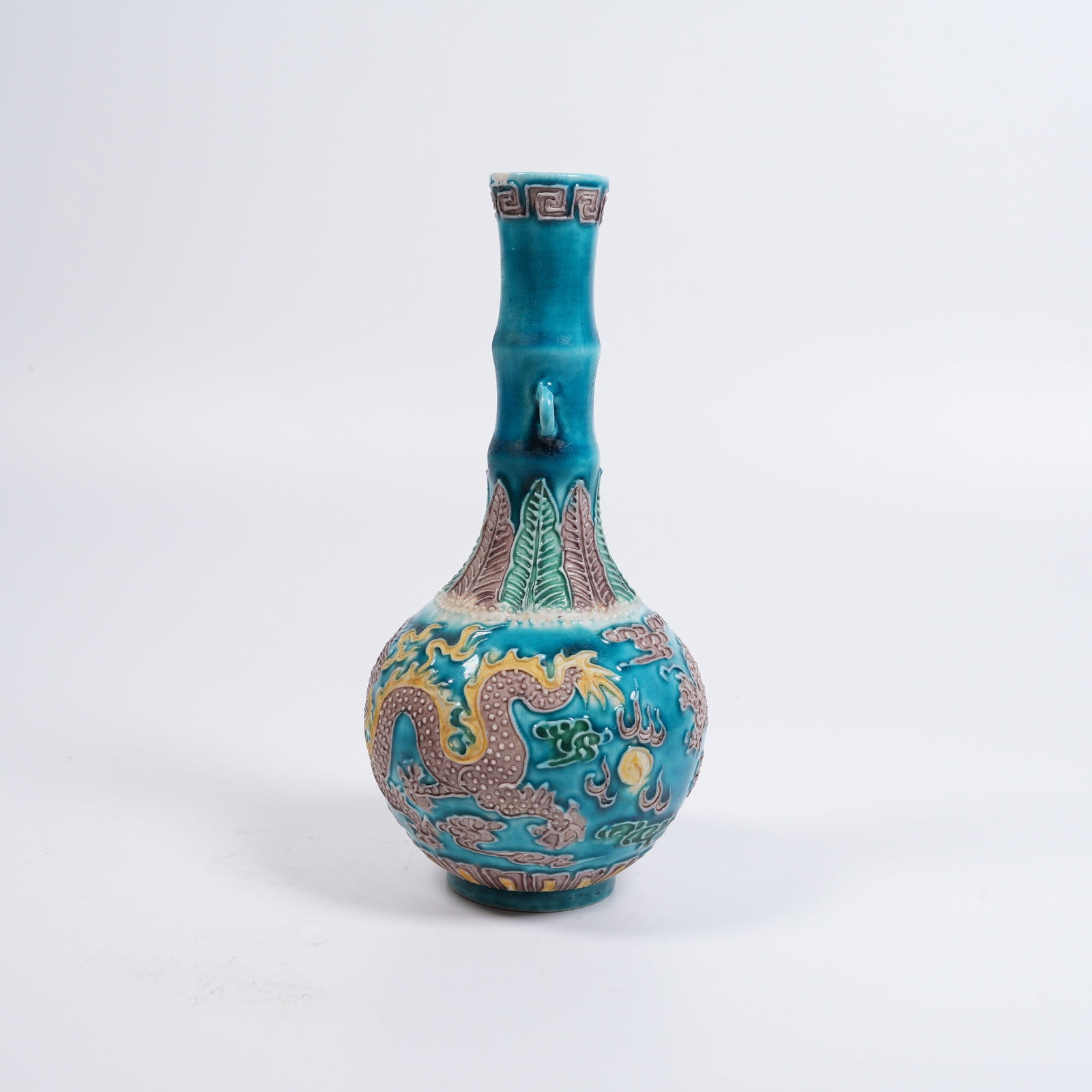 A PLAIN-SANCAI CLOUD-DRAGON-PATTERN LONG-NECK VASE - 2