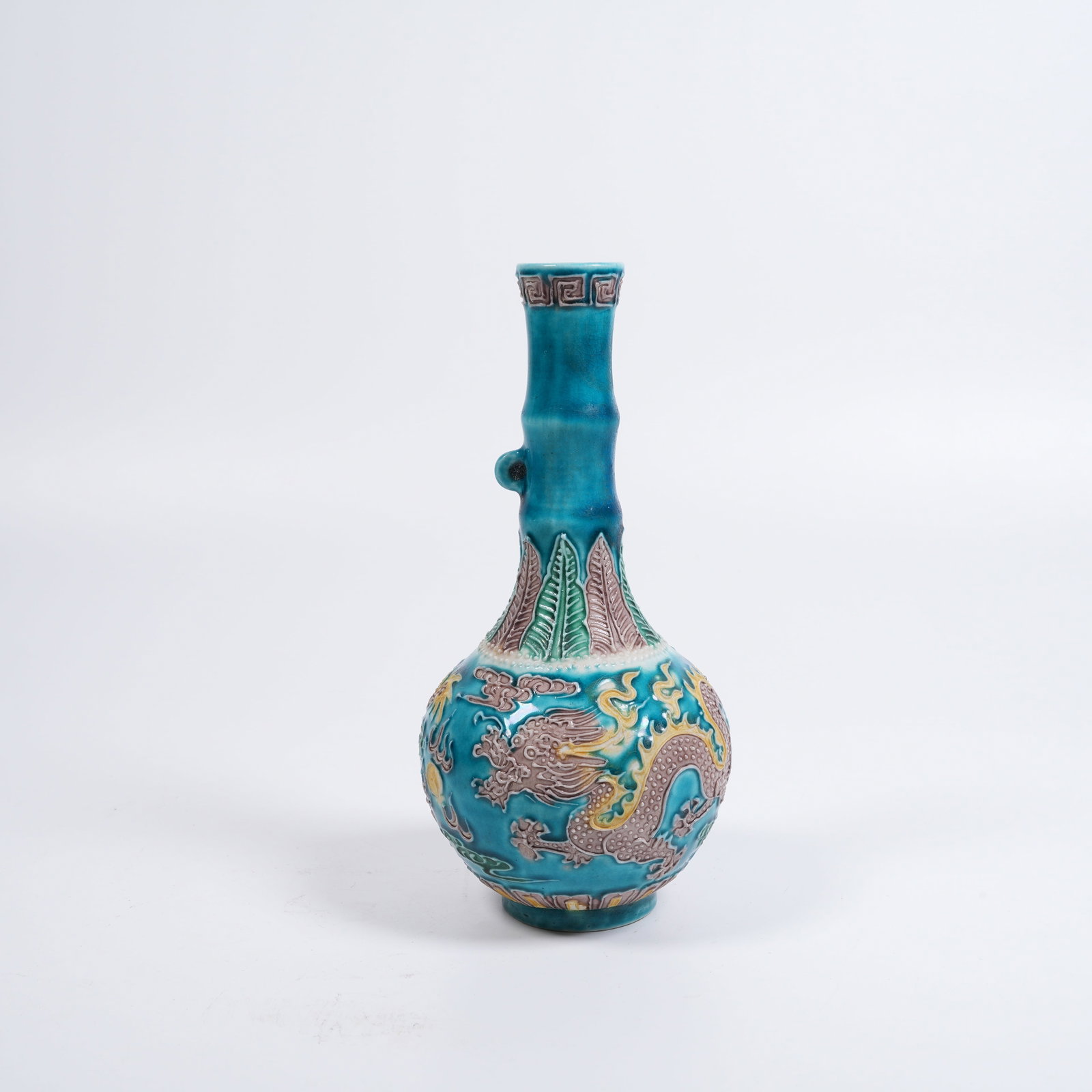 A PLAIN-SANCAI CLOUD-DRAGON-PATTERN LONG-NECK VASE - 3