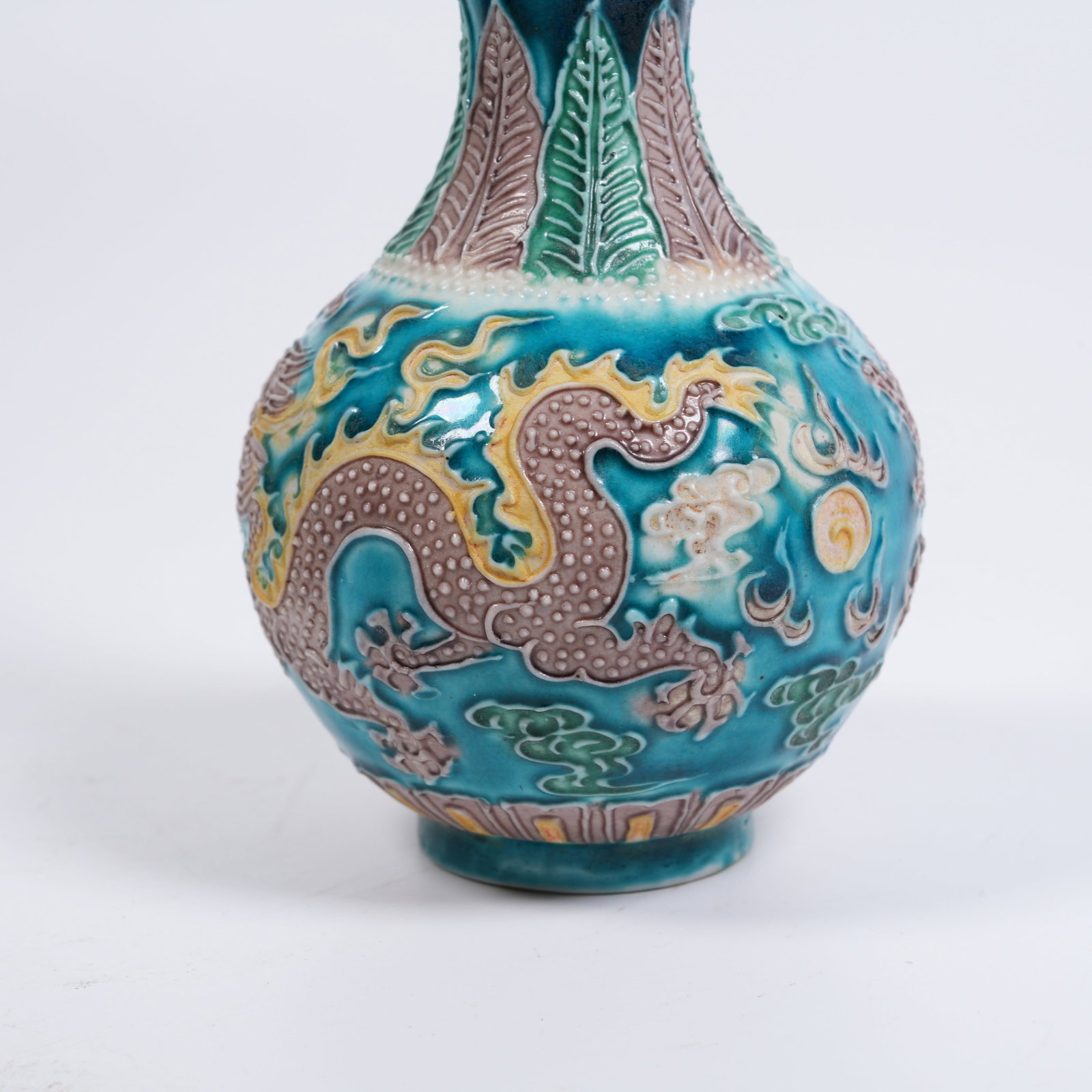 A PLAIN-SANCAI CLOUD-DRAGON-PATTERN LONG-NECK VASE - 5