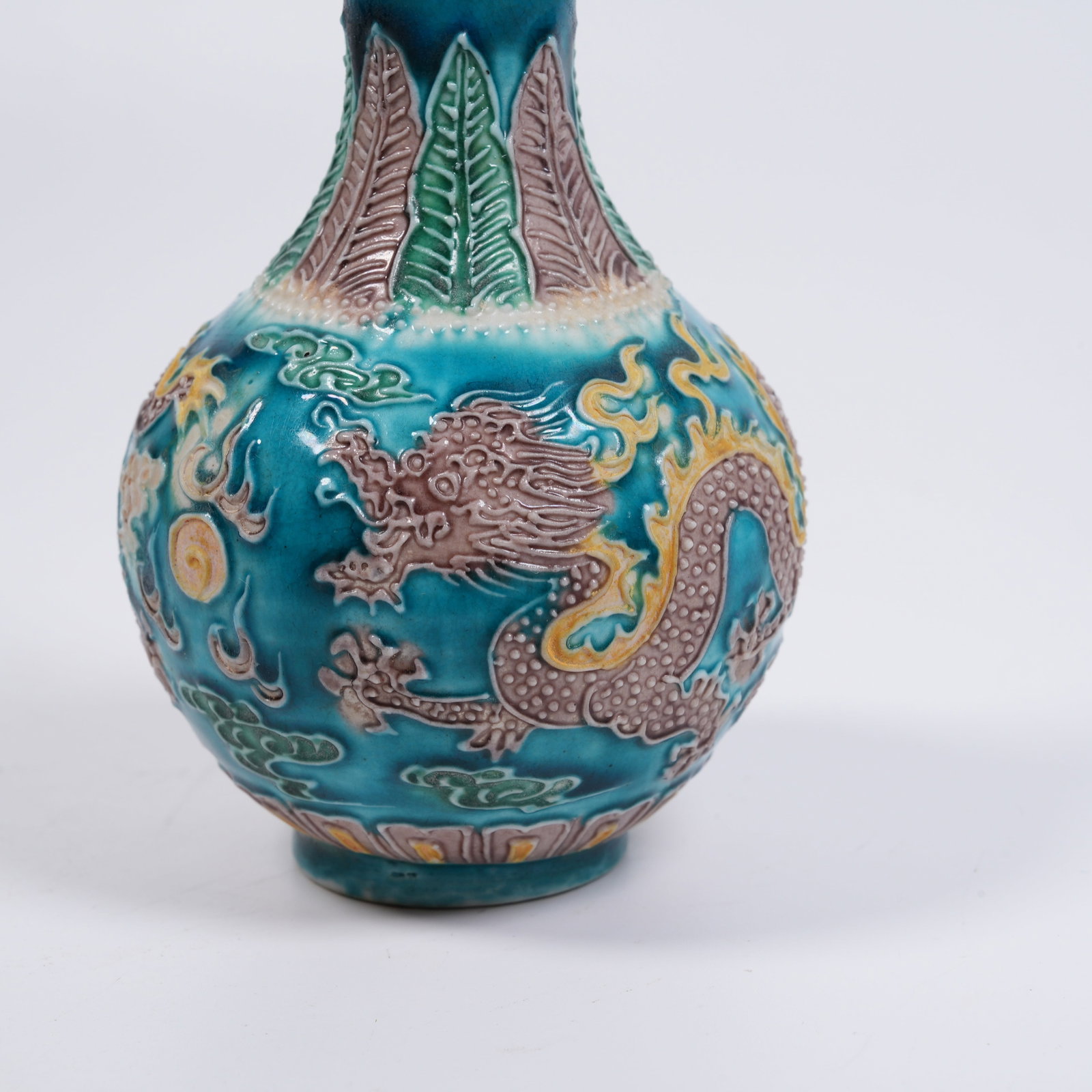 A PLAIN-SANCAI CLOUD-DRAGON-PATTERN LONG-NECK VASE - 6