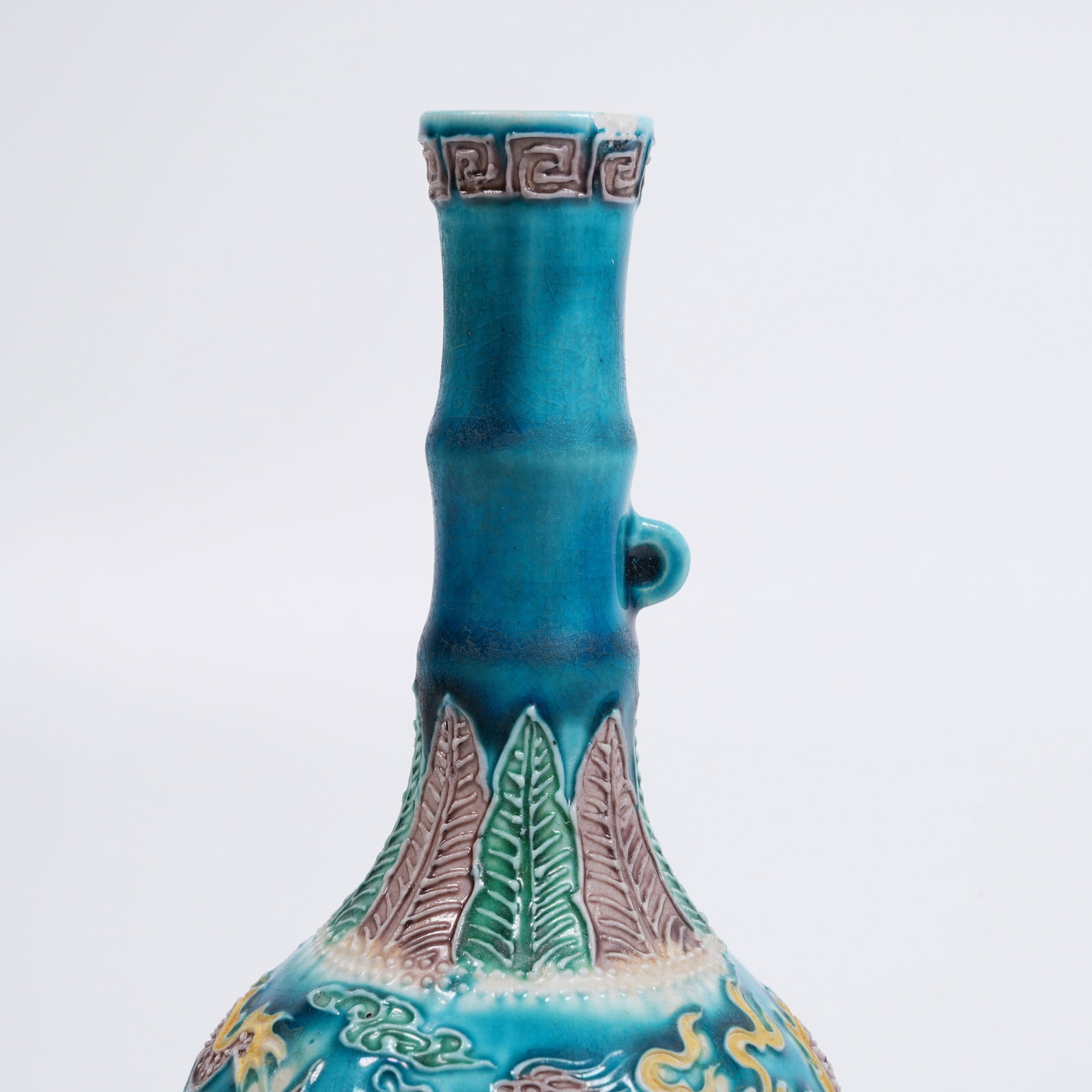 A PLAIN-SANCAI CLOUD-DRAGON-PATTERN LONG-NECK VASE - 7