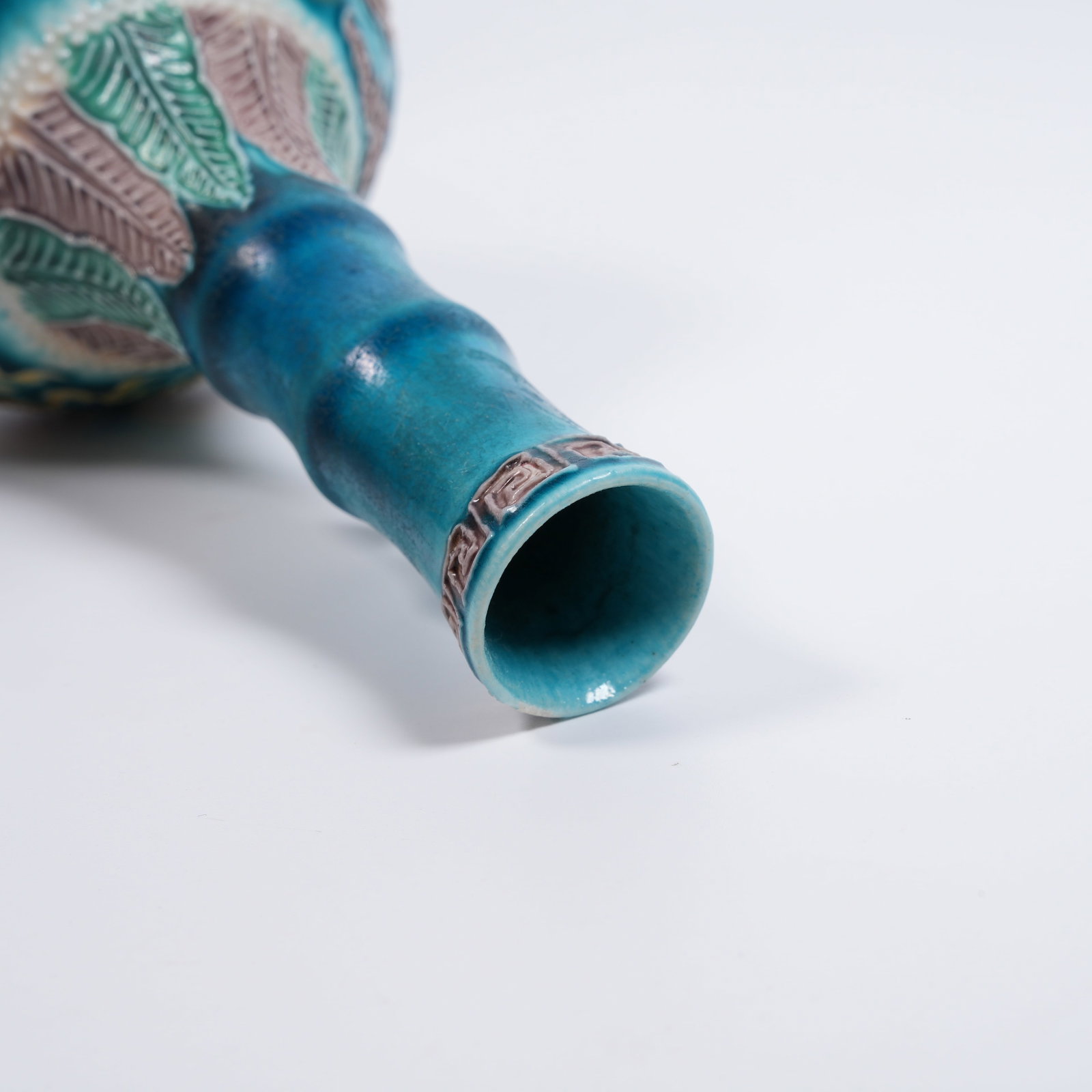 A PLAIN-SANCAI CLOUD-DRAGON-PATTERN LONG-NECK VASE - 8