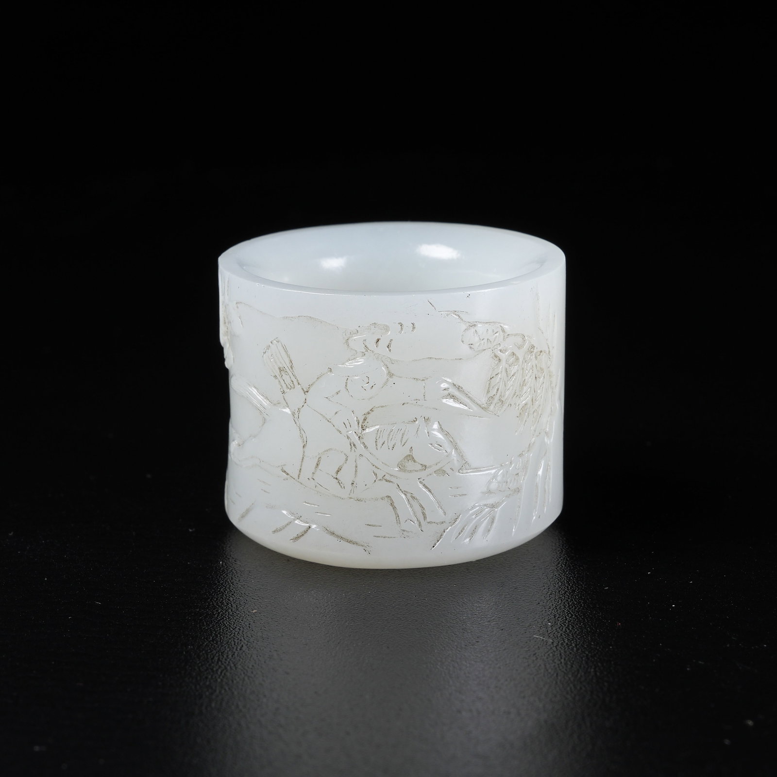 A THUMB RING WITH FIGURE PATTERN IN WHITE HETIAN JADE (1 of 9)