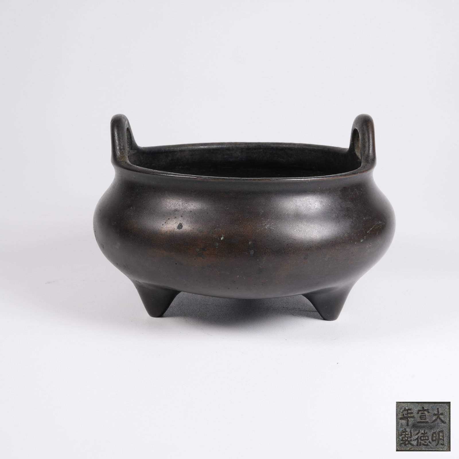 A BRONZE CENSER WITH UPRIGHT UPRISING EARS: Bronze Censer with Upright Uprising Ears