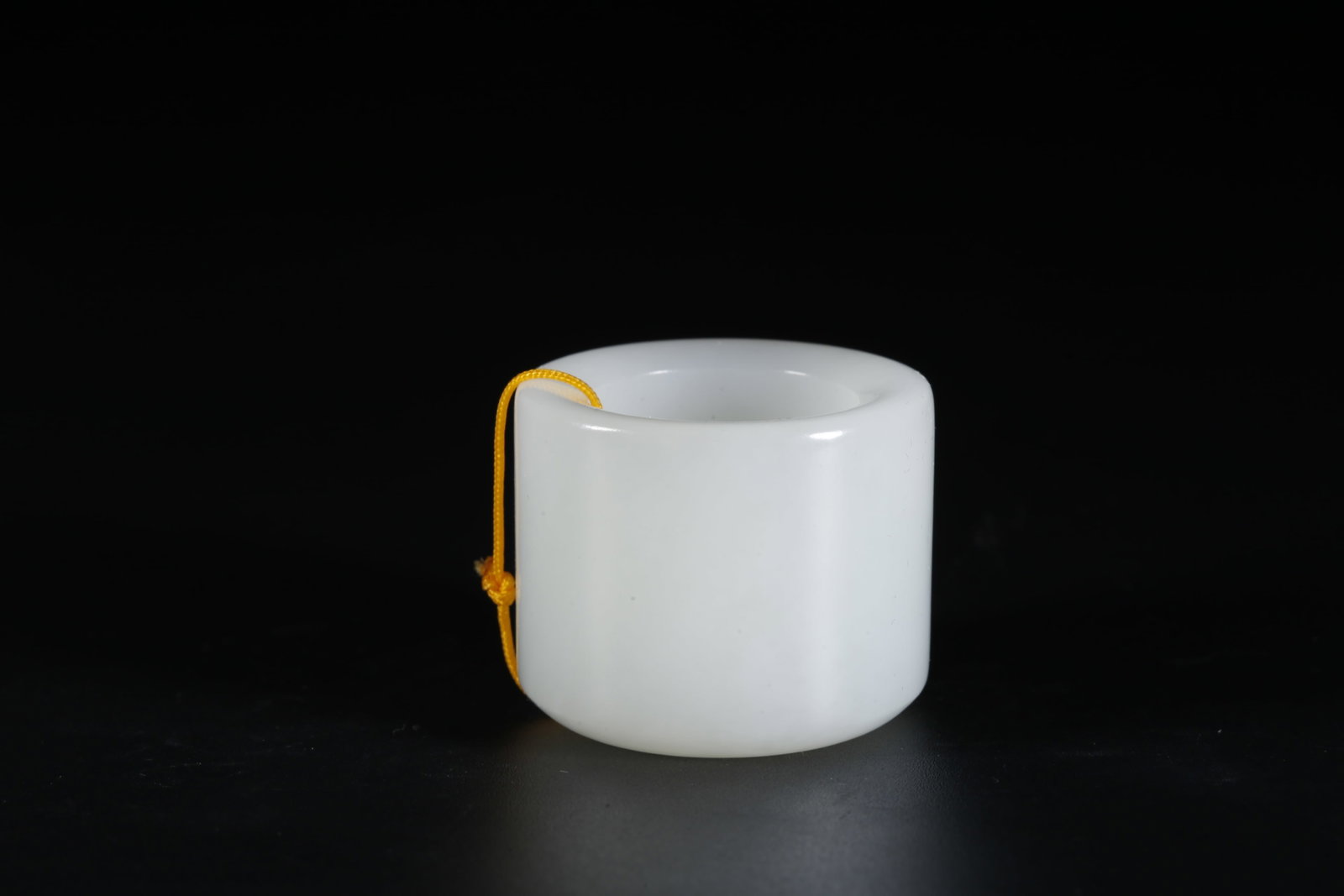 A HETIAN JADE THUMB RING - 7