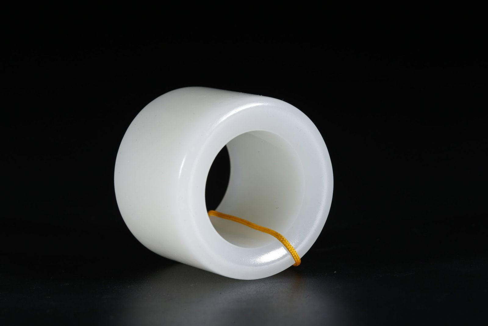 A HETIAN JADE THUMB RING - 8