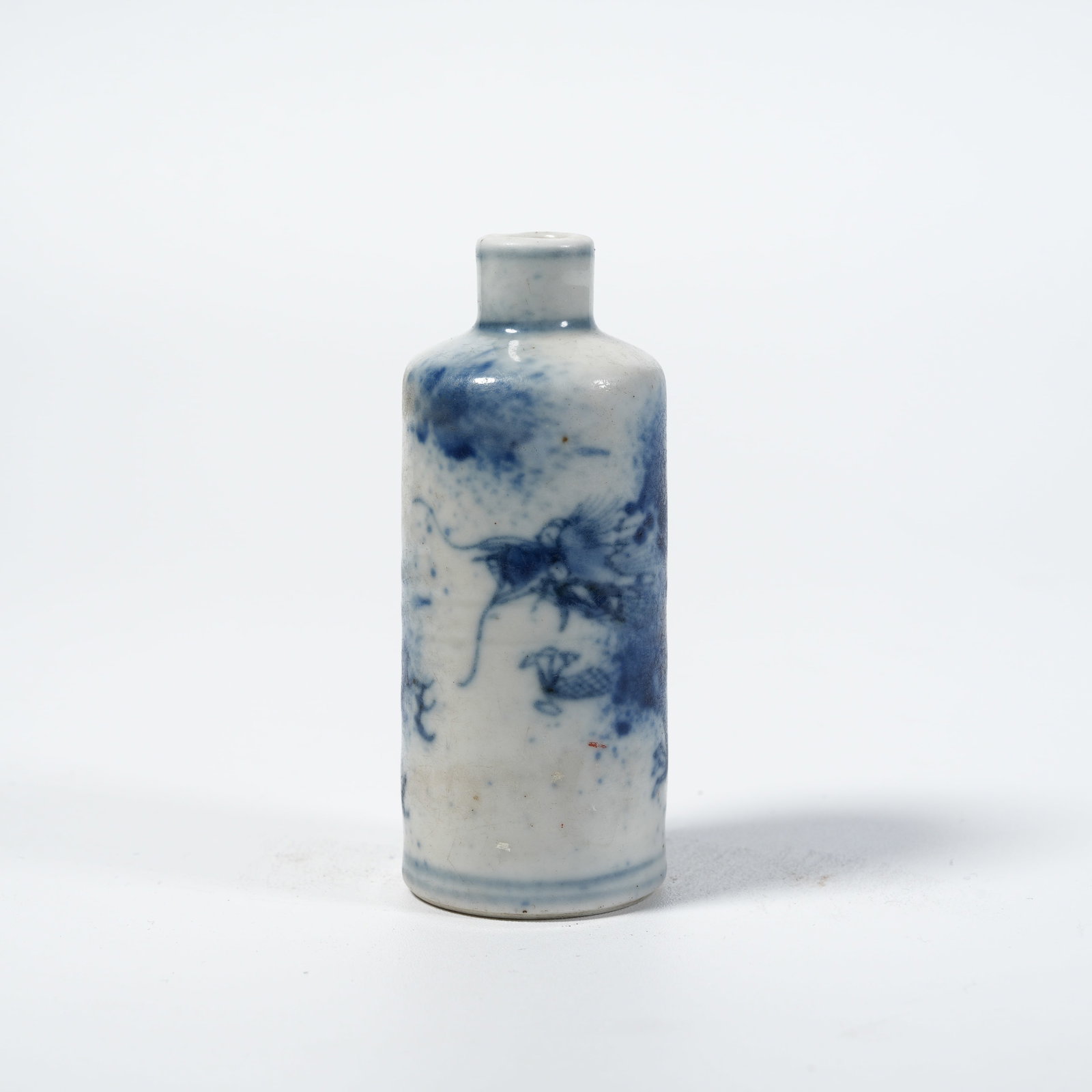 A BLUE AND WHITE SNUFF BOTTLE WITH DRAGON PATTERN (1 of 9)